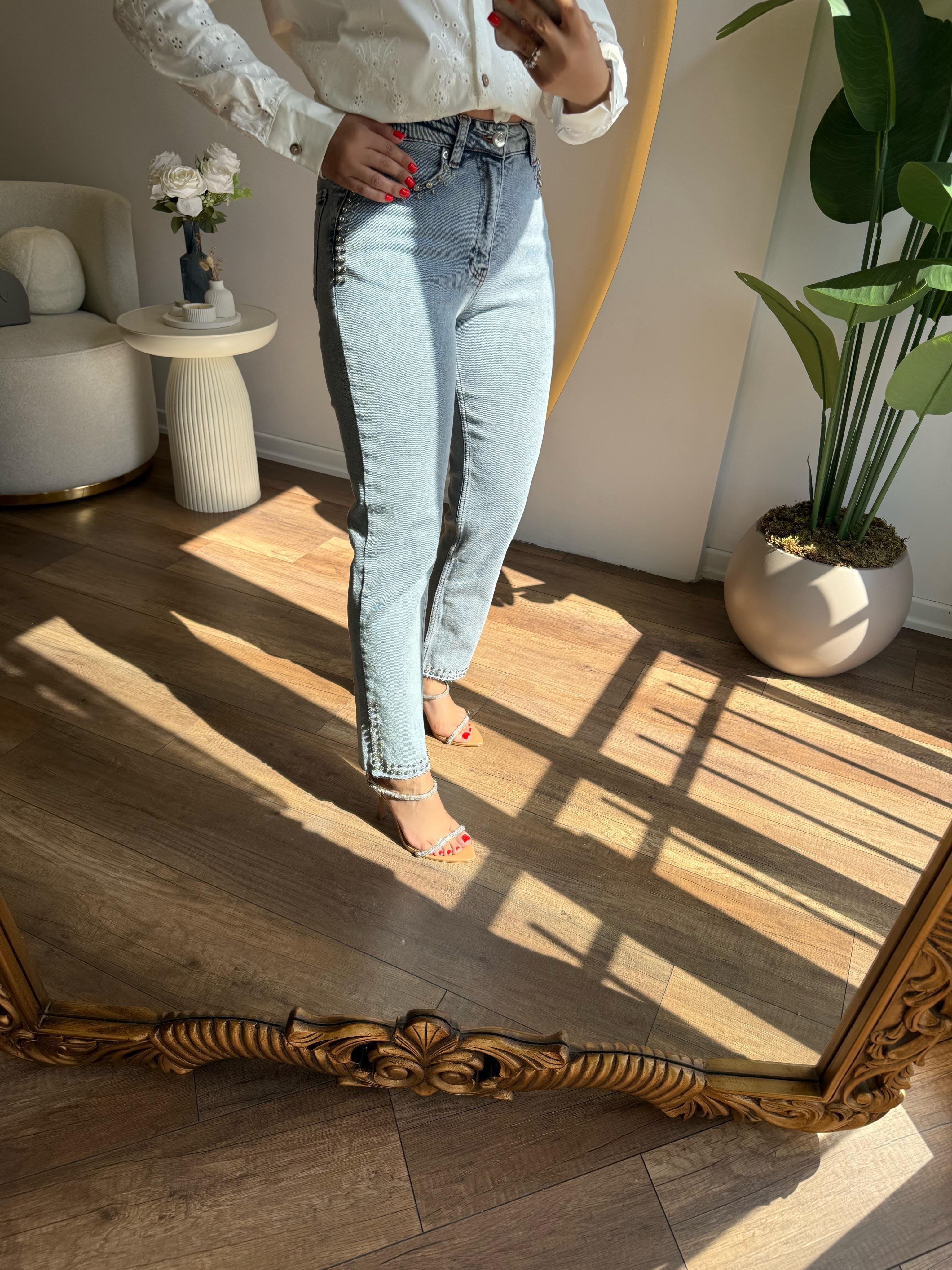 9763 Cepleri ve Paçası Taşlı Jean