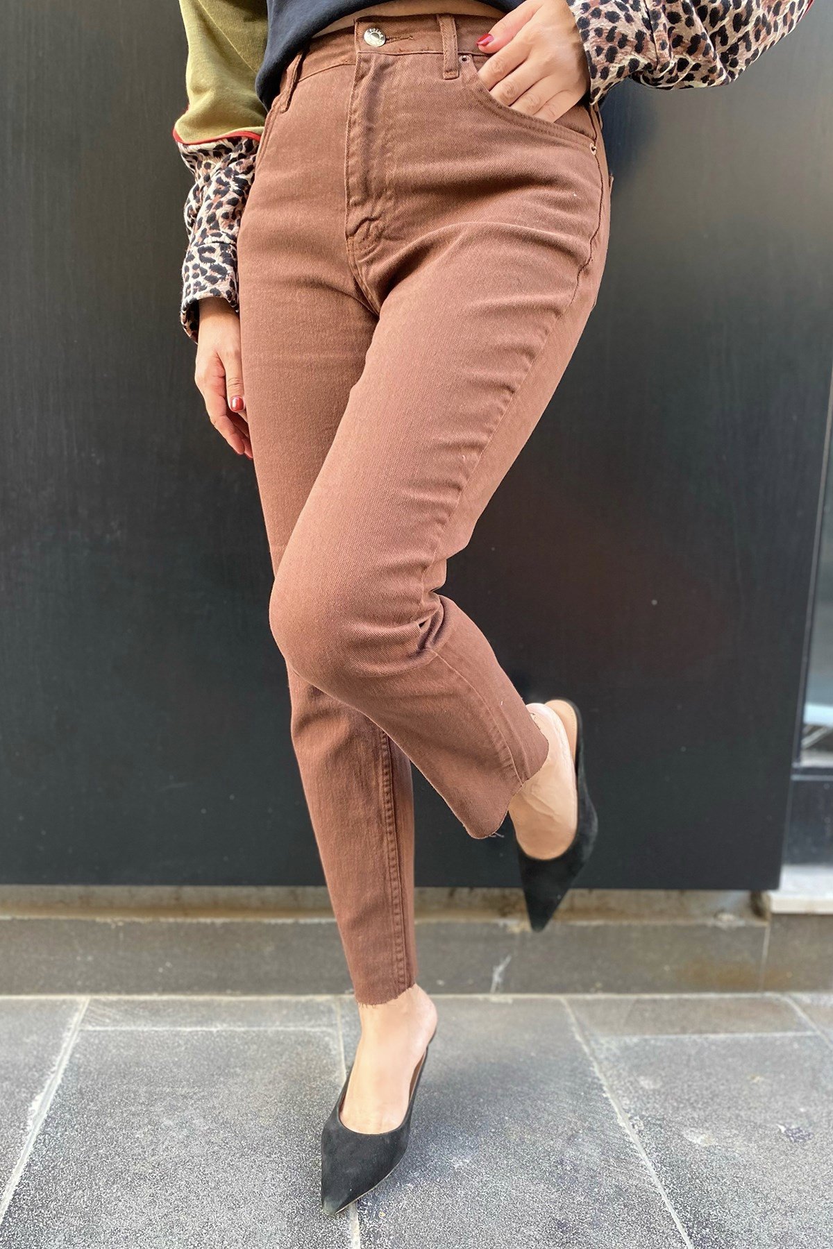 Acı Kahve Paçası Kesik Pantolon