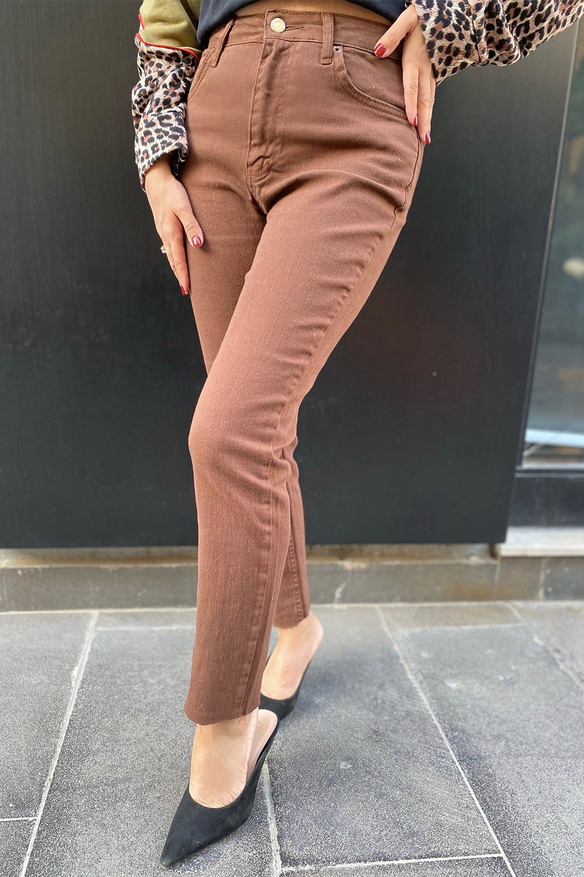 Acı Kahve Paçası Kesik Pantolon
