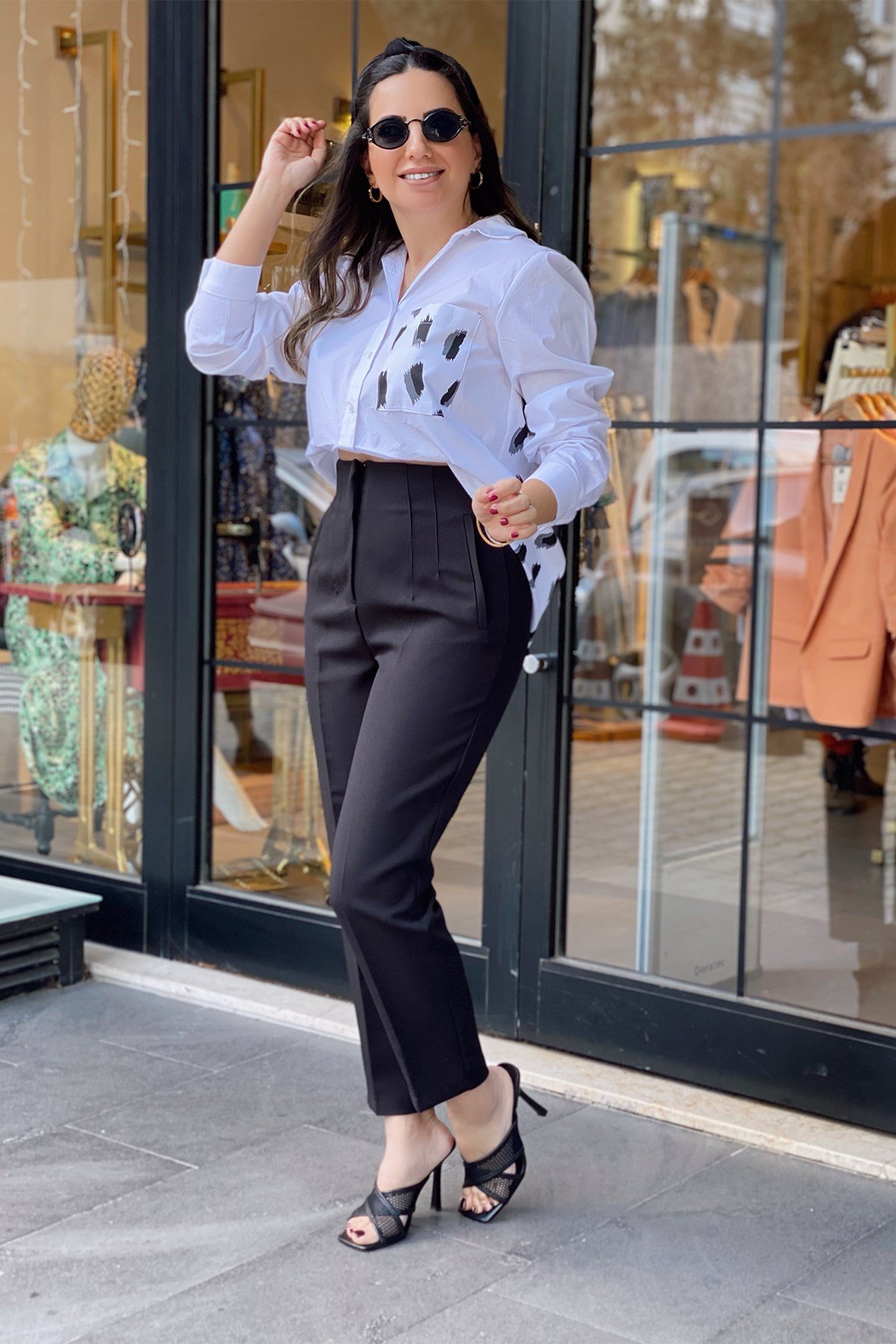 Arkası Siyah Baskılı Beyaz Gömlek