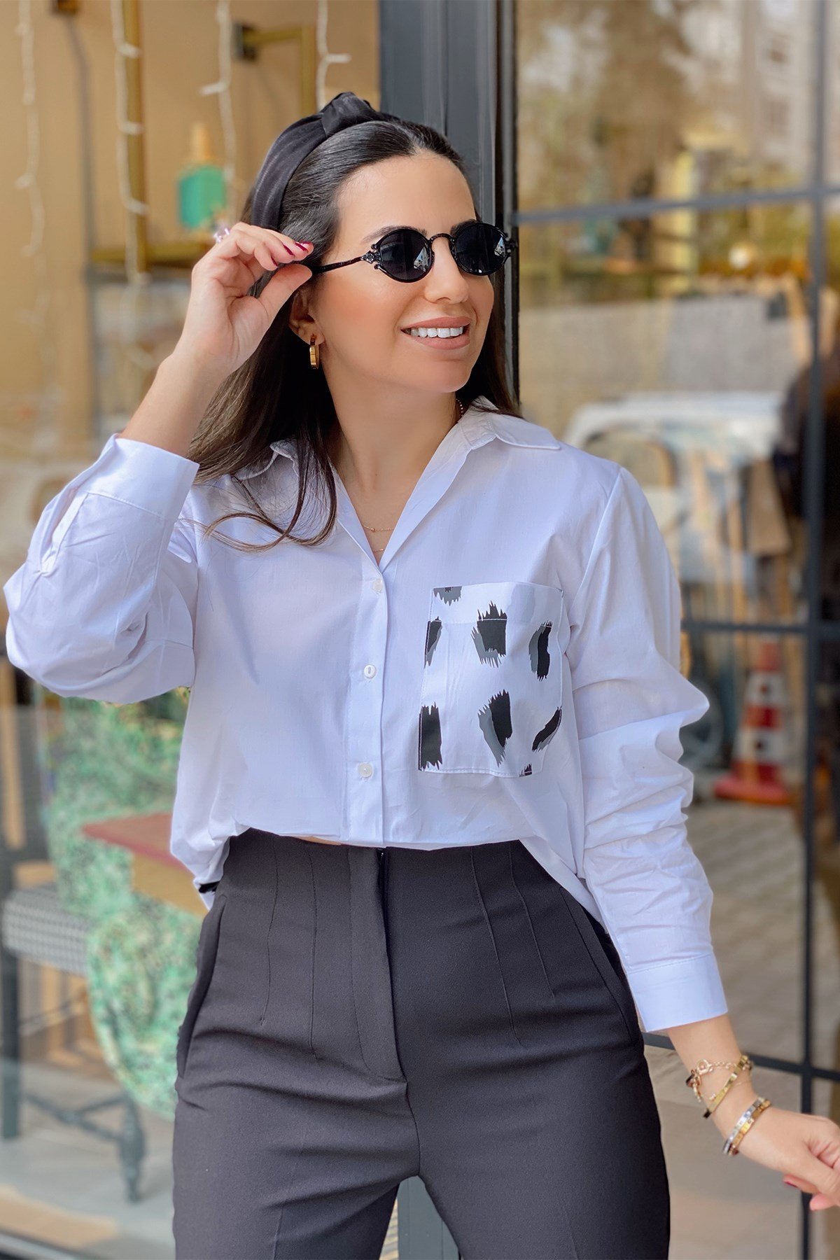 Arkası Siyah Baskılı Beyaz Gömlek