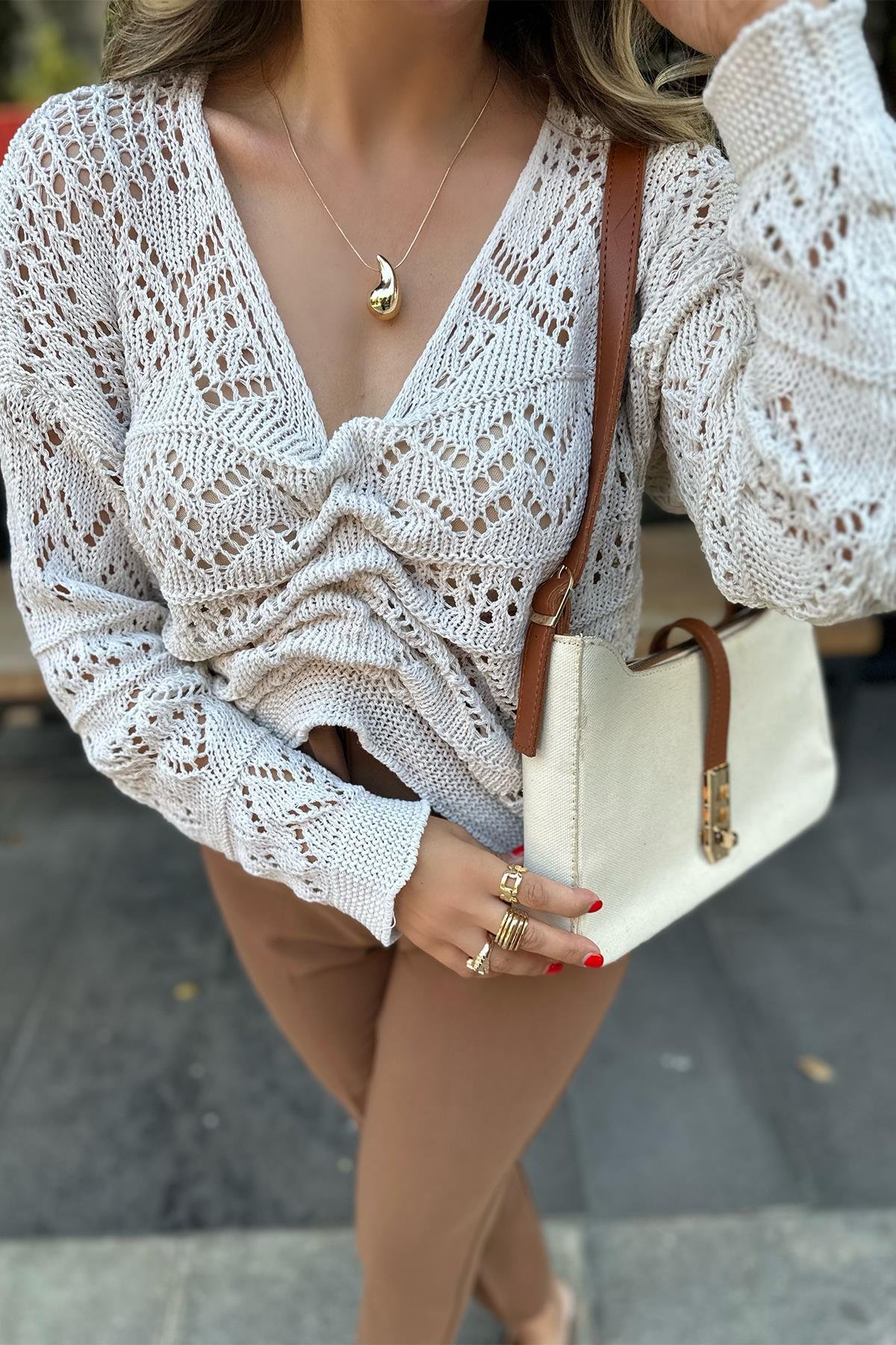 Bej Renk Önden Büzgülü Ajurlu Triko 