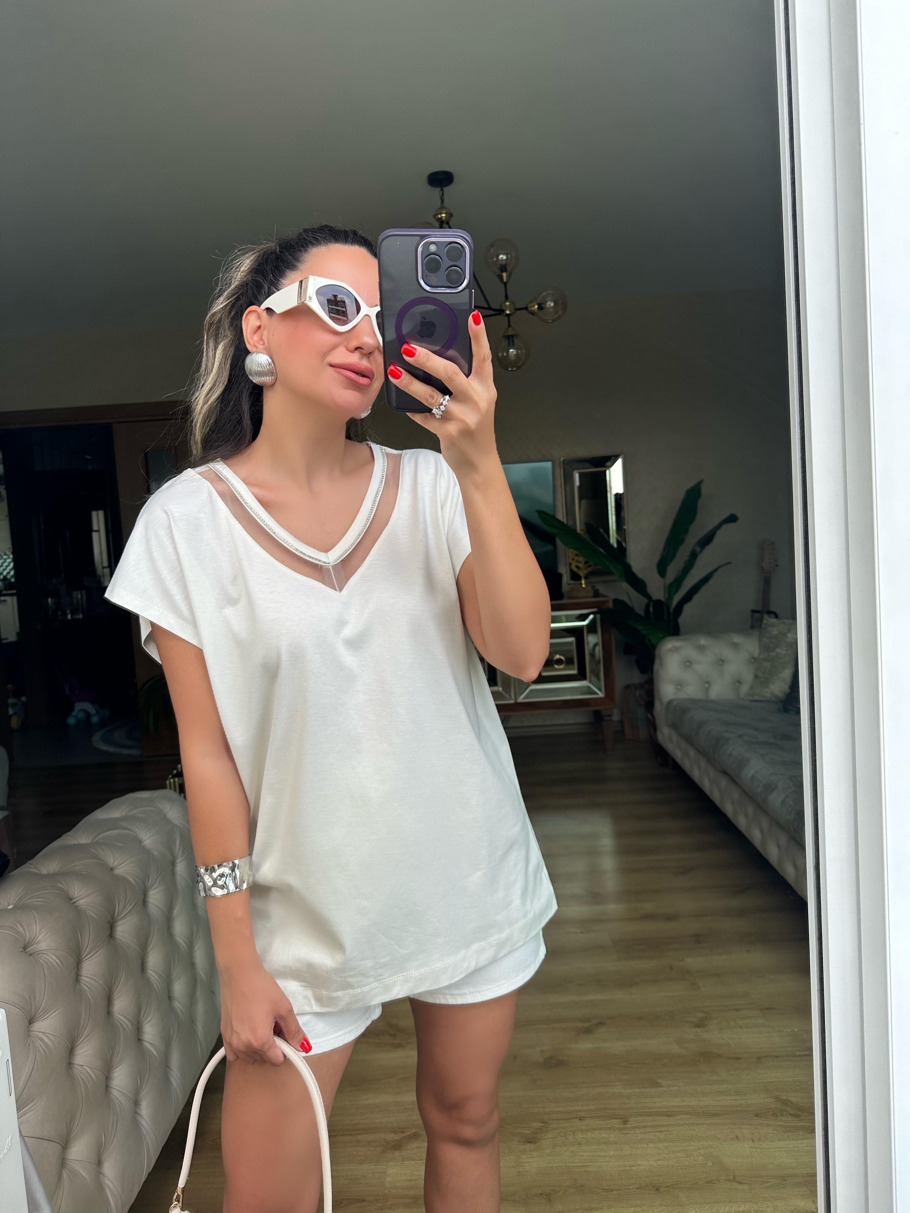 Bej Taşlı V Yaka Bluz