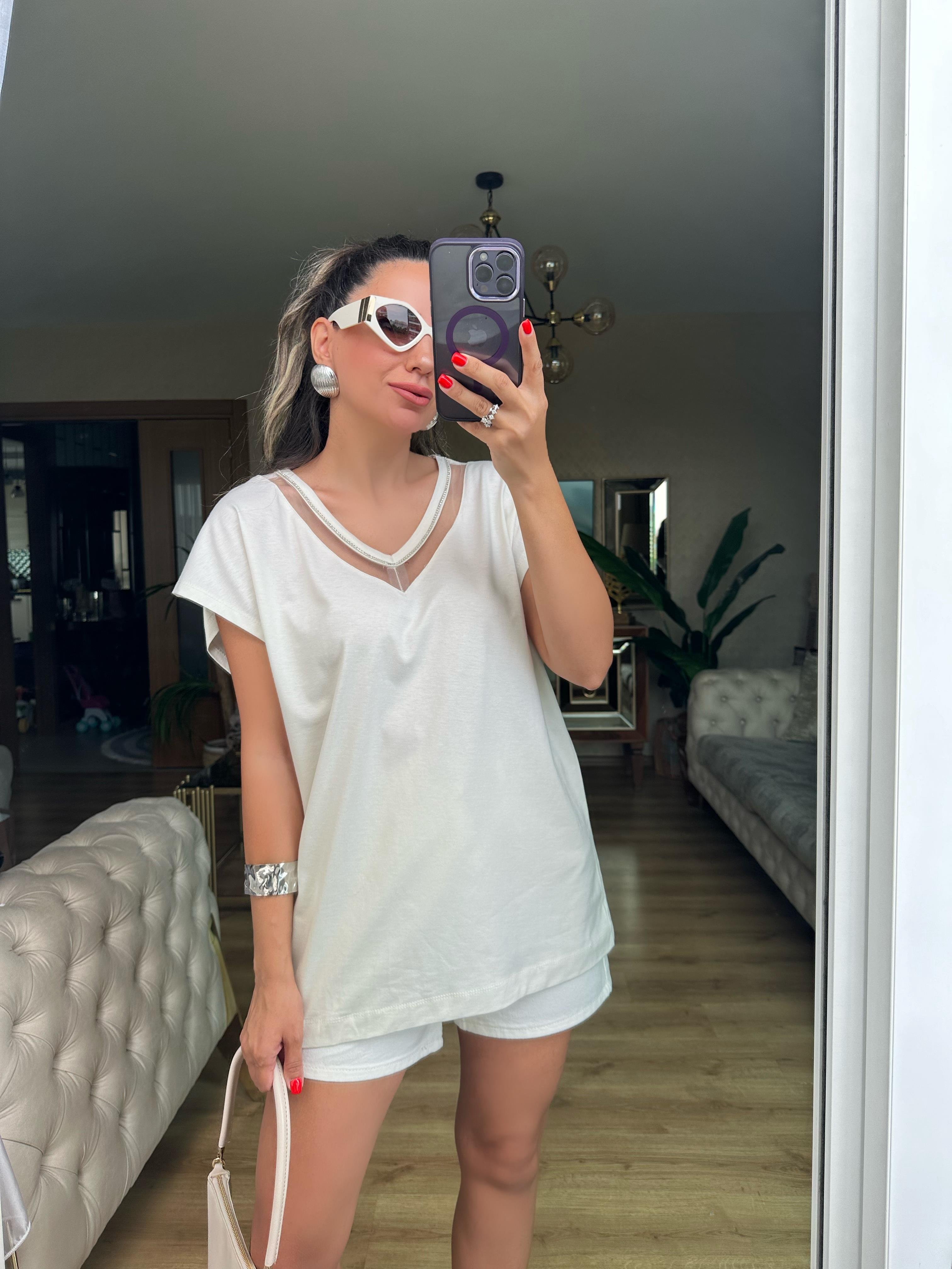 Bej Taşlı V Yaka Bluz