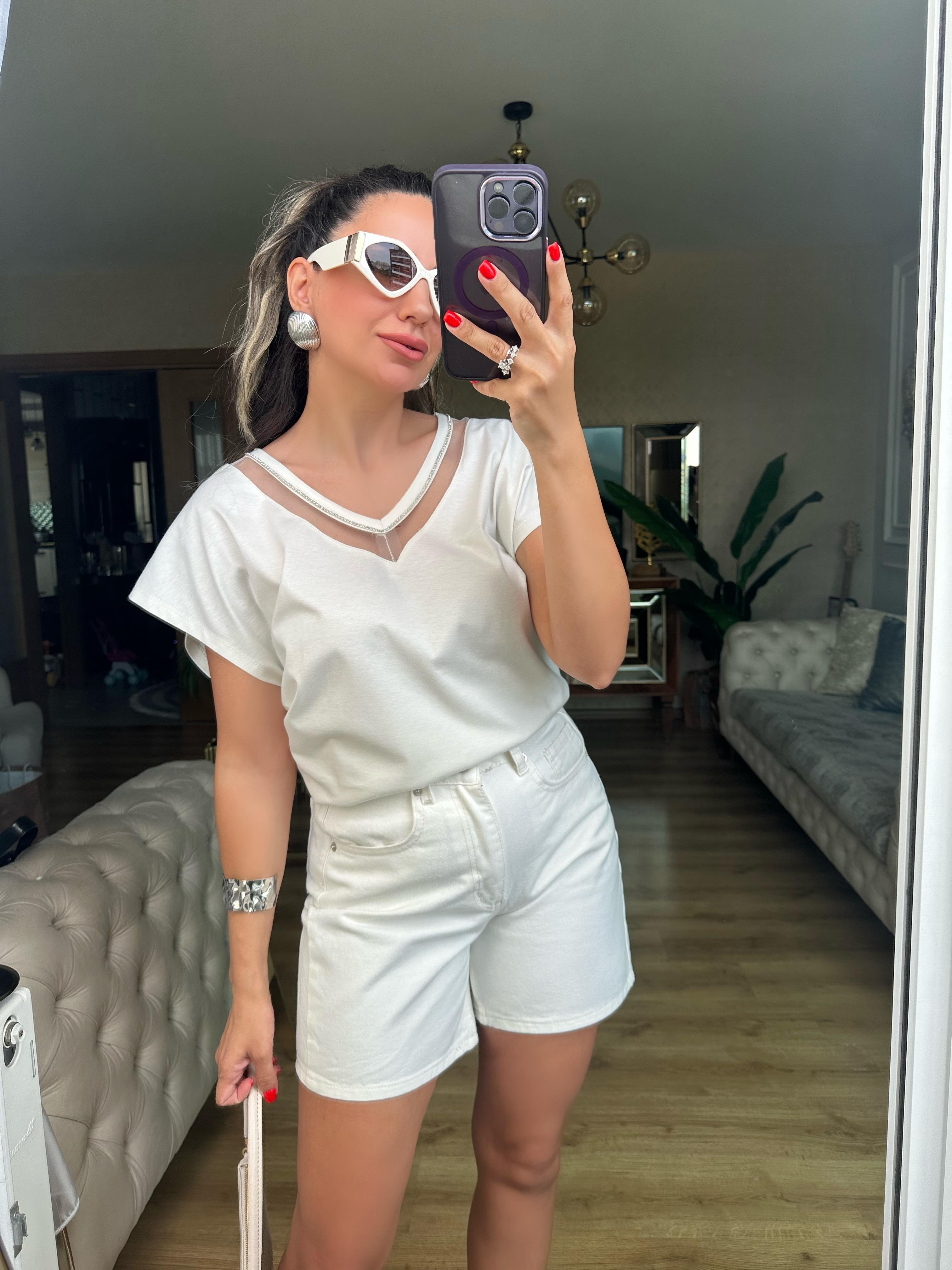 Bej Taşlı V Yaka Bluz