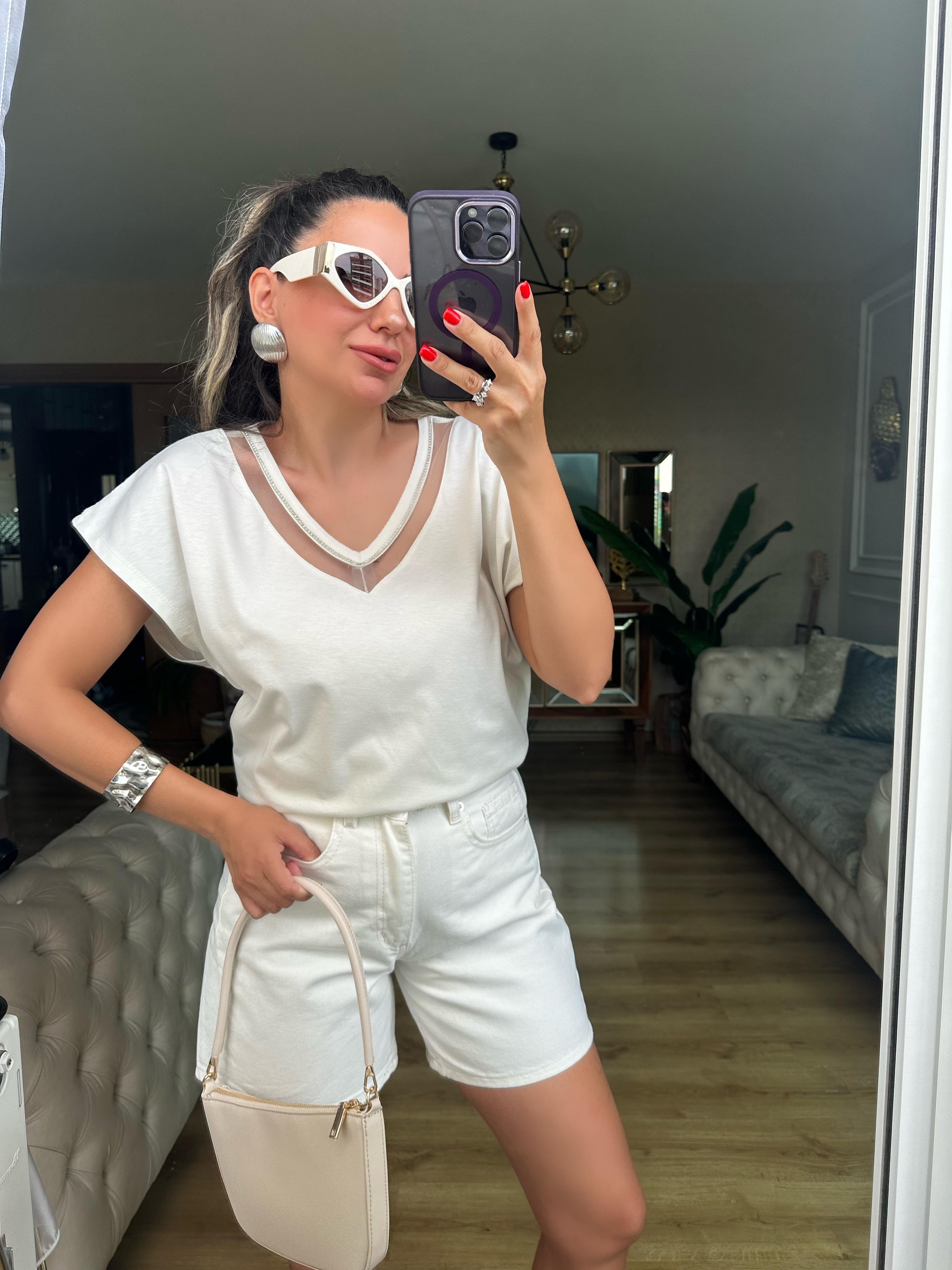 Bej Taşlı V Yaka Bluz