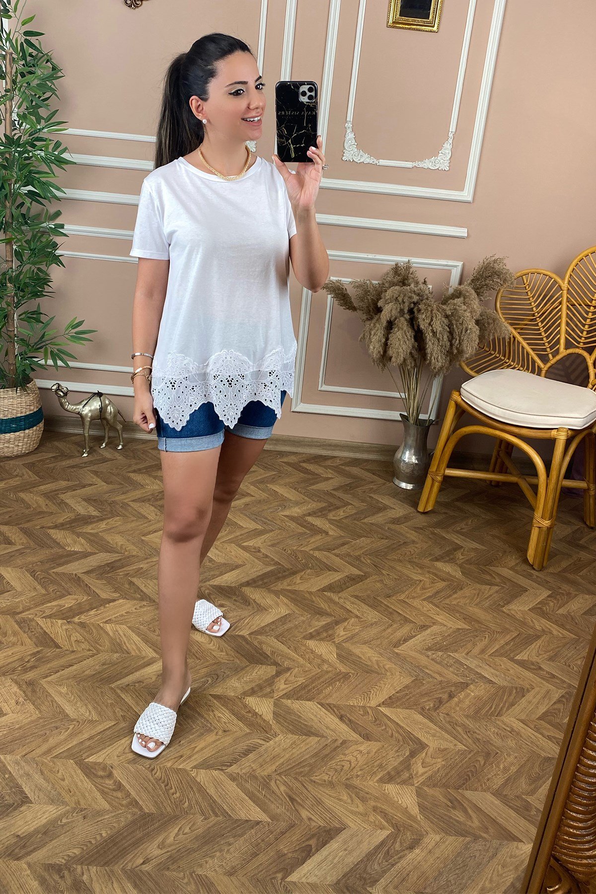 Beyaz Altı Dantel Detaylı Tshirt