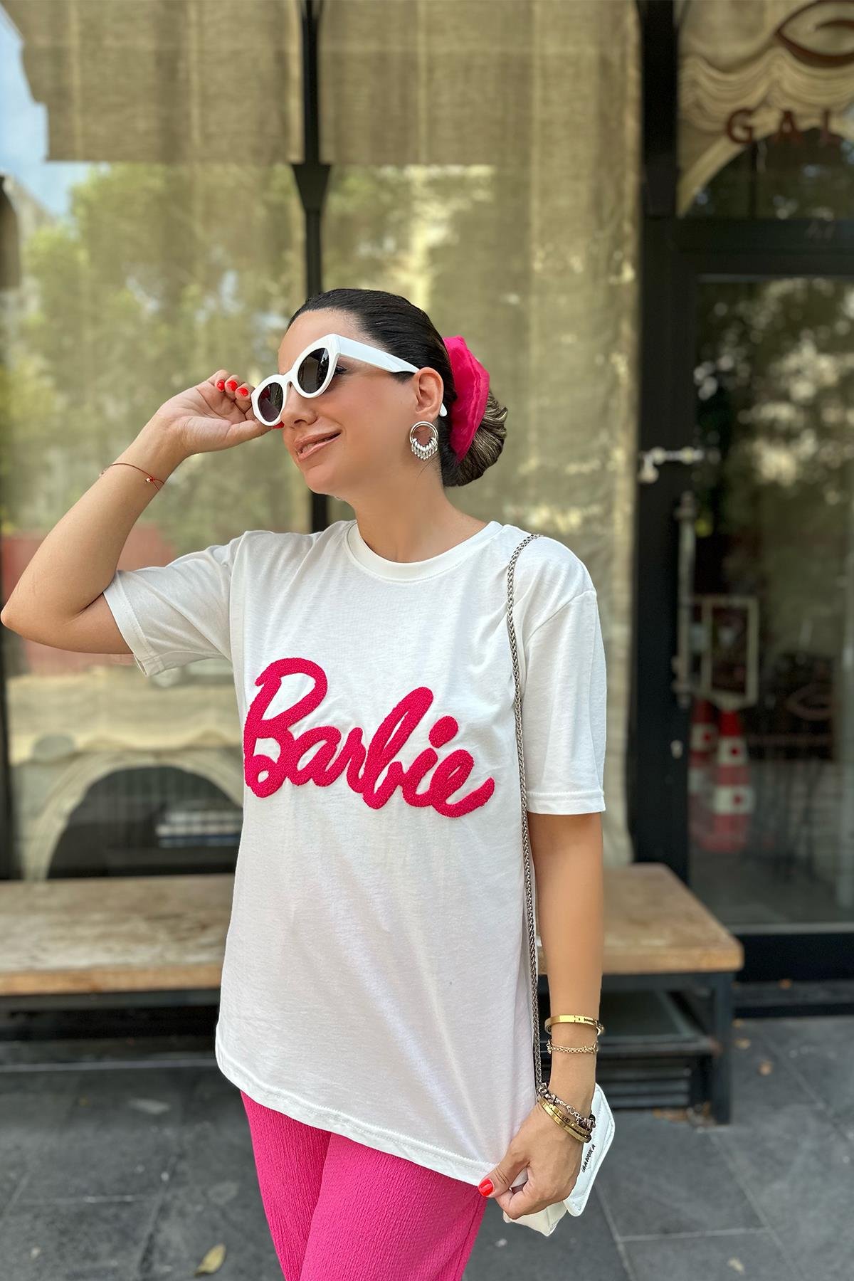 Beyaz Barbie İşlemeli Tshirt