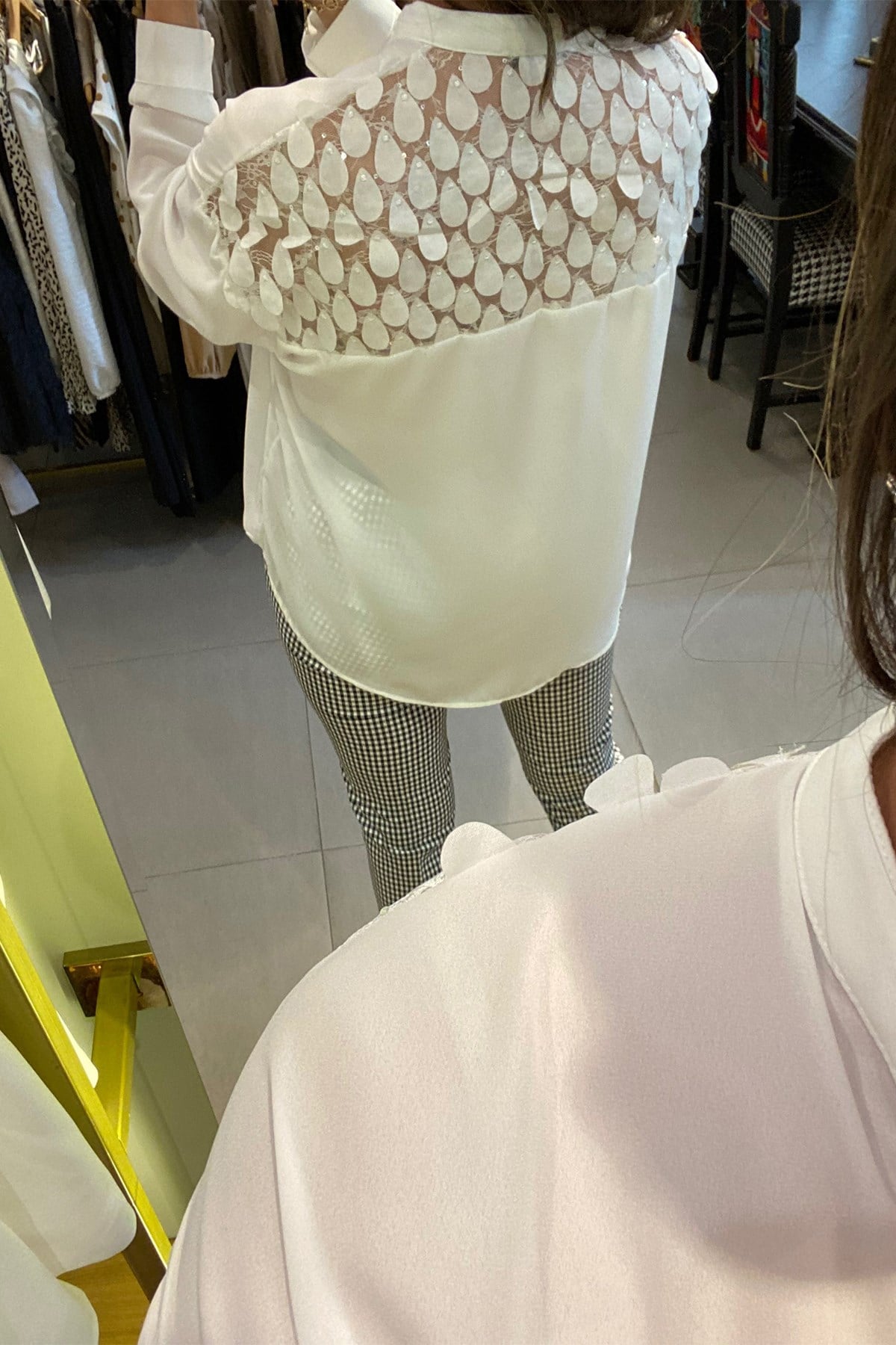 Beyaz Cep Ve Arka Pul Detay Gömlek