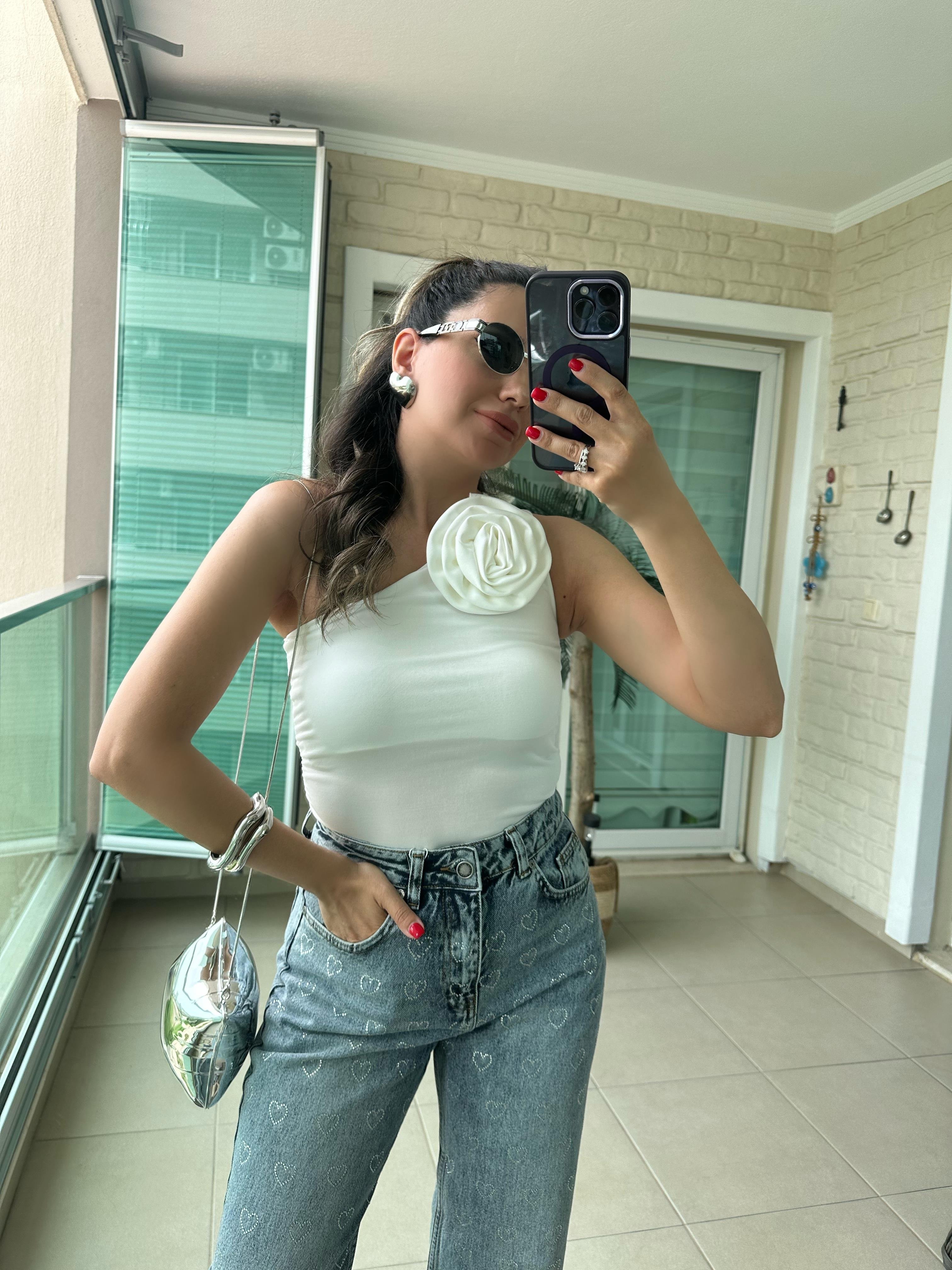 Beyaz Gül Detaylı Tek Omuz Bluz