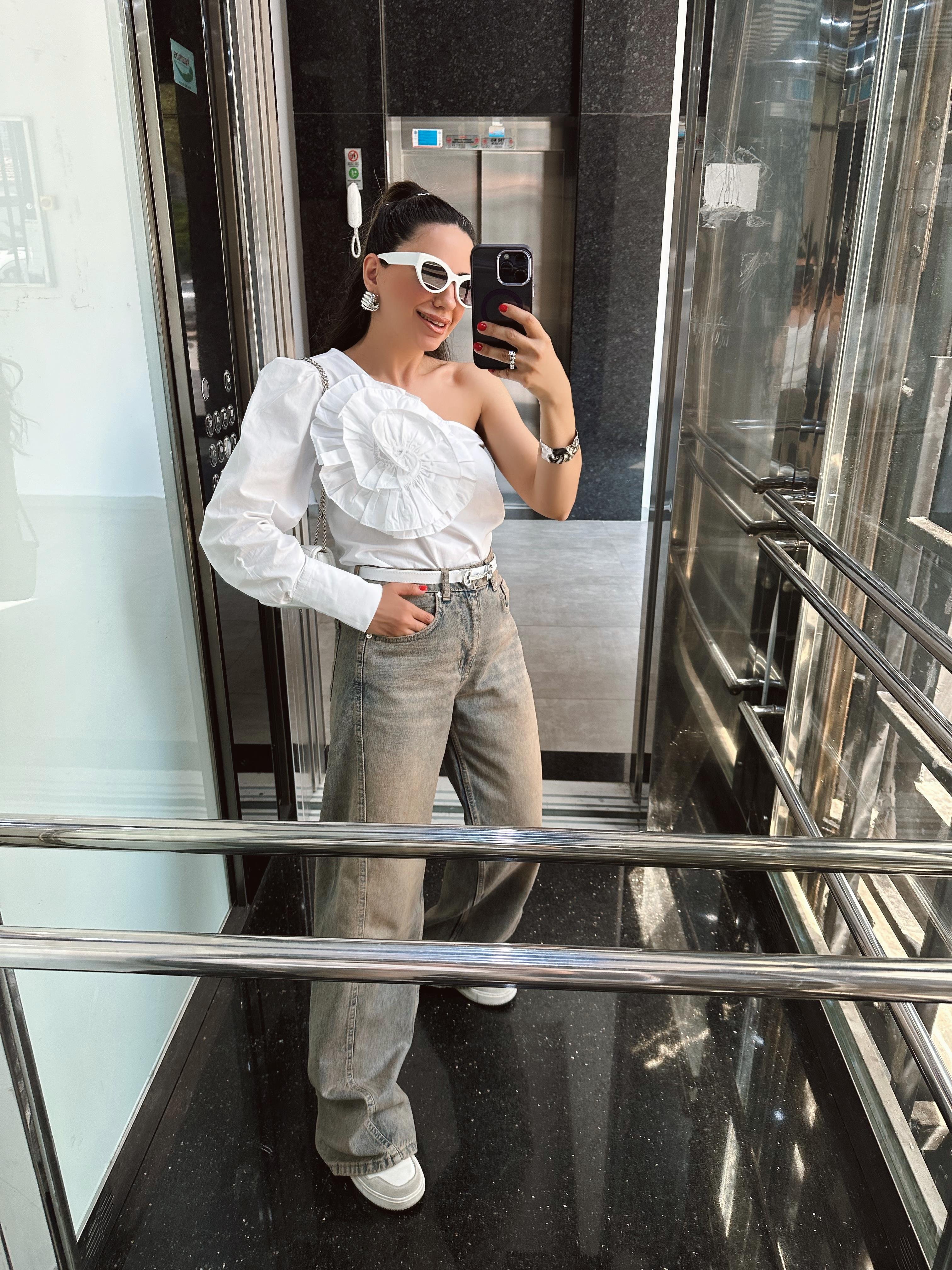 Beyaz Gül Detaylı Tek Omuz Bluz