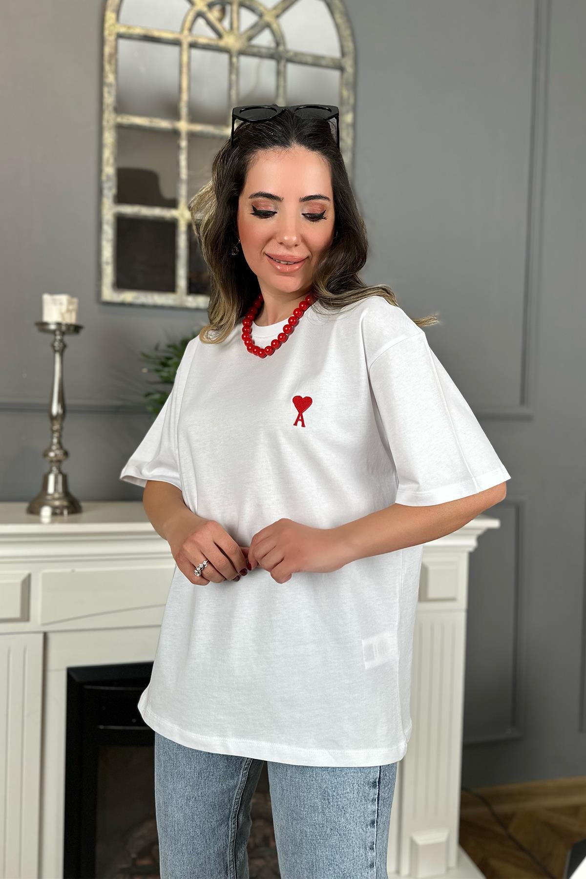 Beyaz Kalp Nakış Detaylı Tshirt