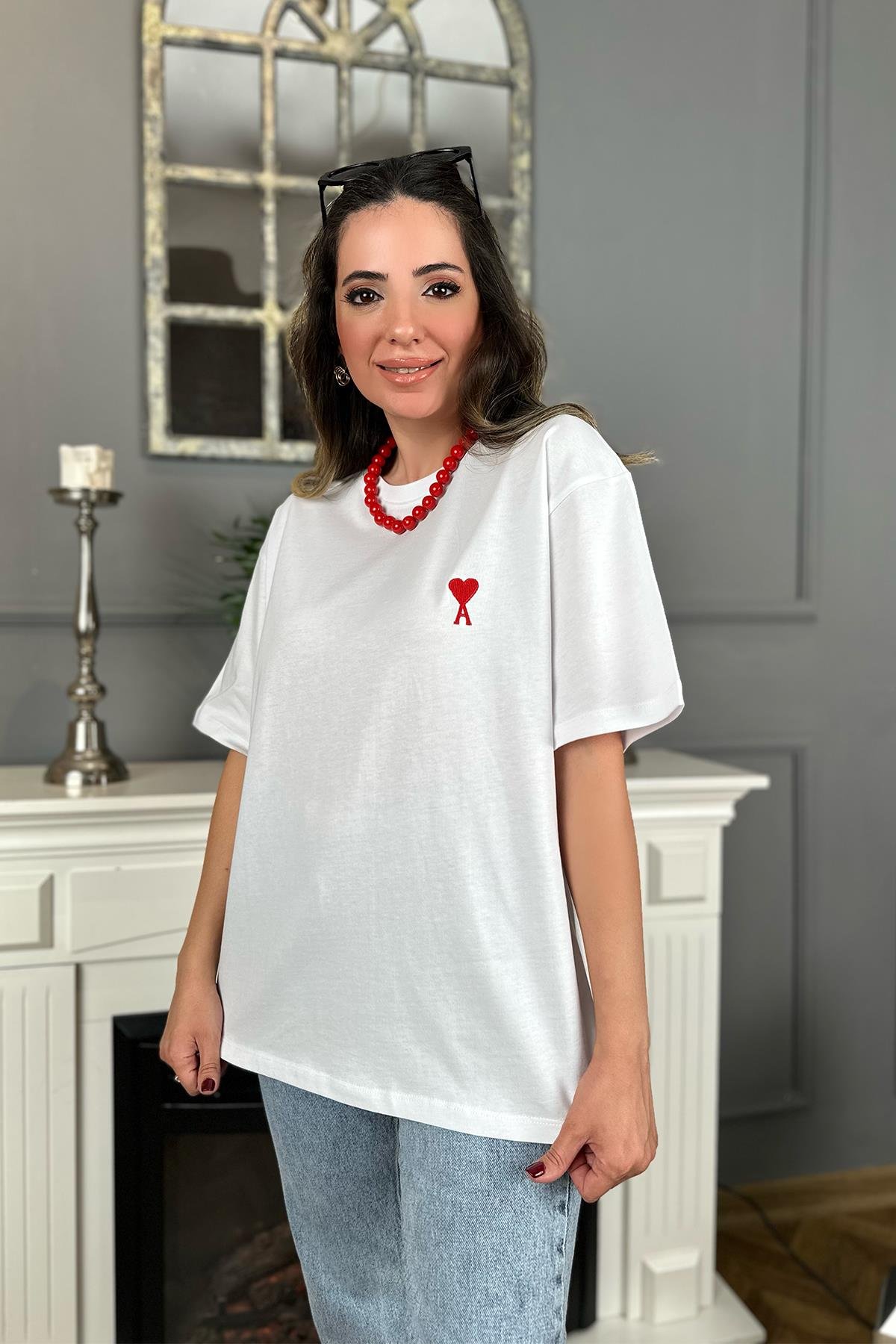Beyaz Kalp Nakış Detaylı Tshirt