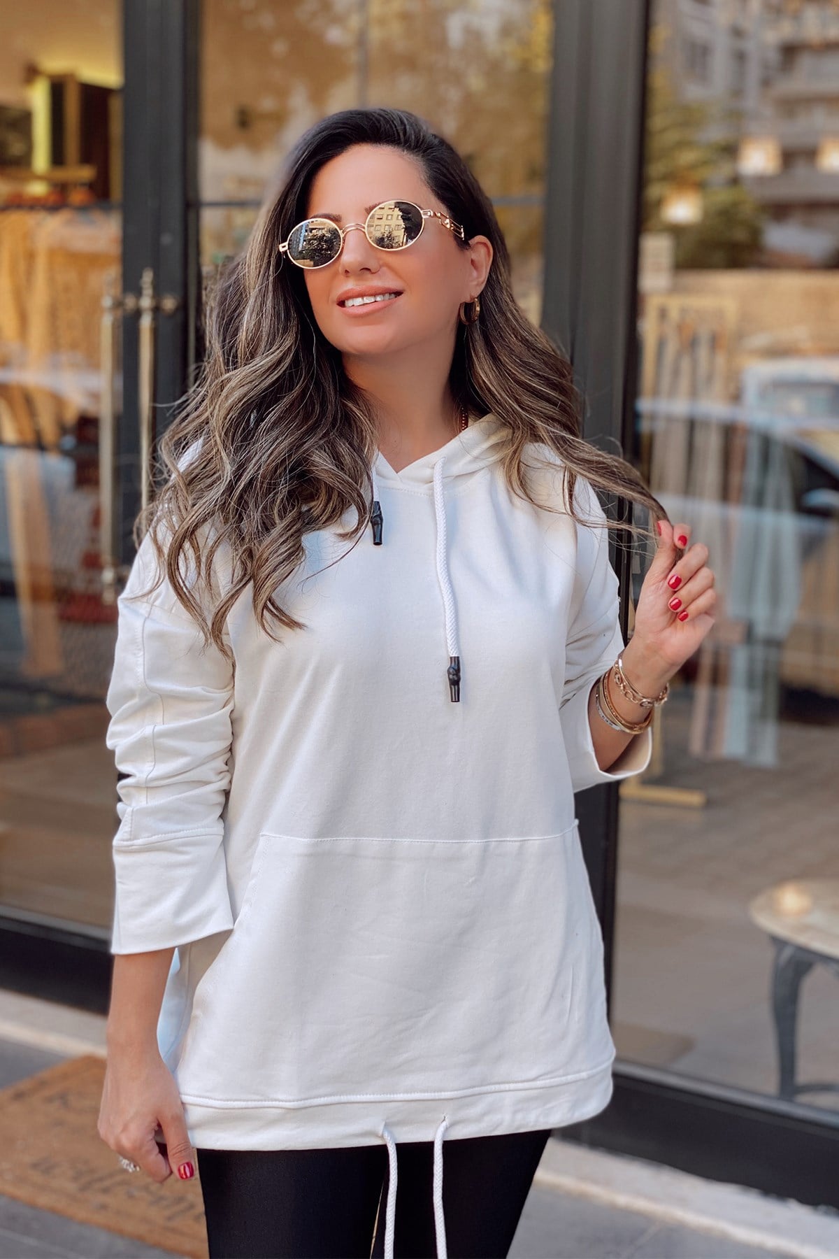 Beyaz Kapşonlu Cepli Sweatshirt
