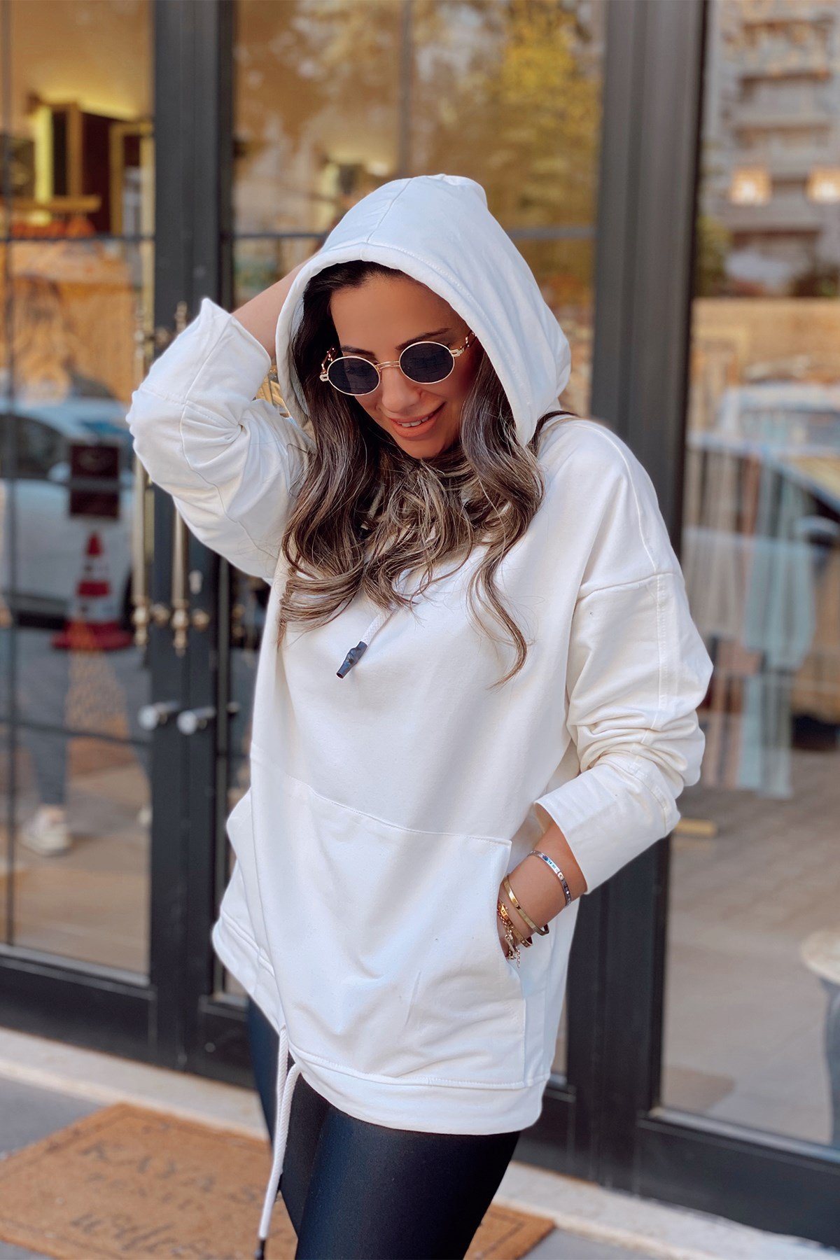 Beyaz Kapşonlu Cepli Sweatshirt
