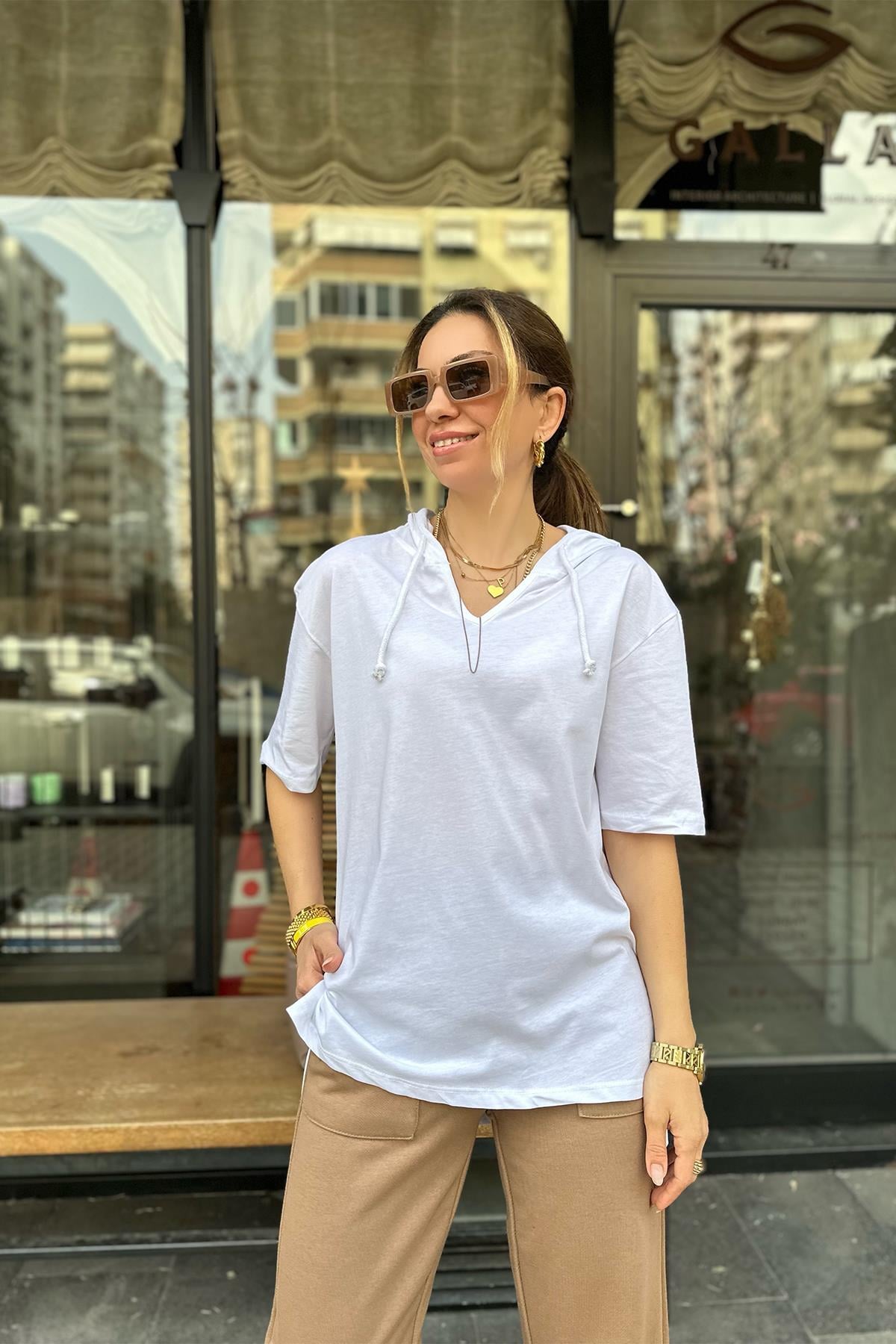 Beyaz Kapşonlu  Tshirt