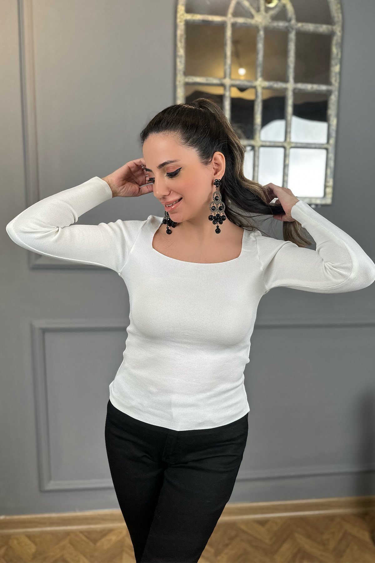 Beyaz Kare Yaka Triko Bluz