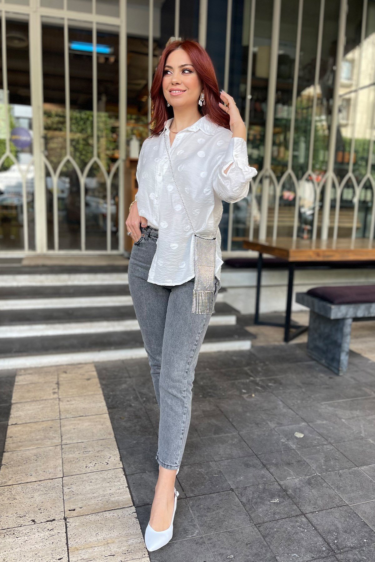 Beyaz Kendinden Desenli Gömlek