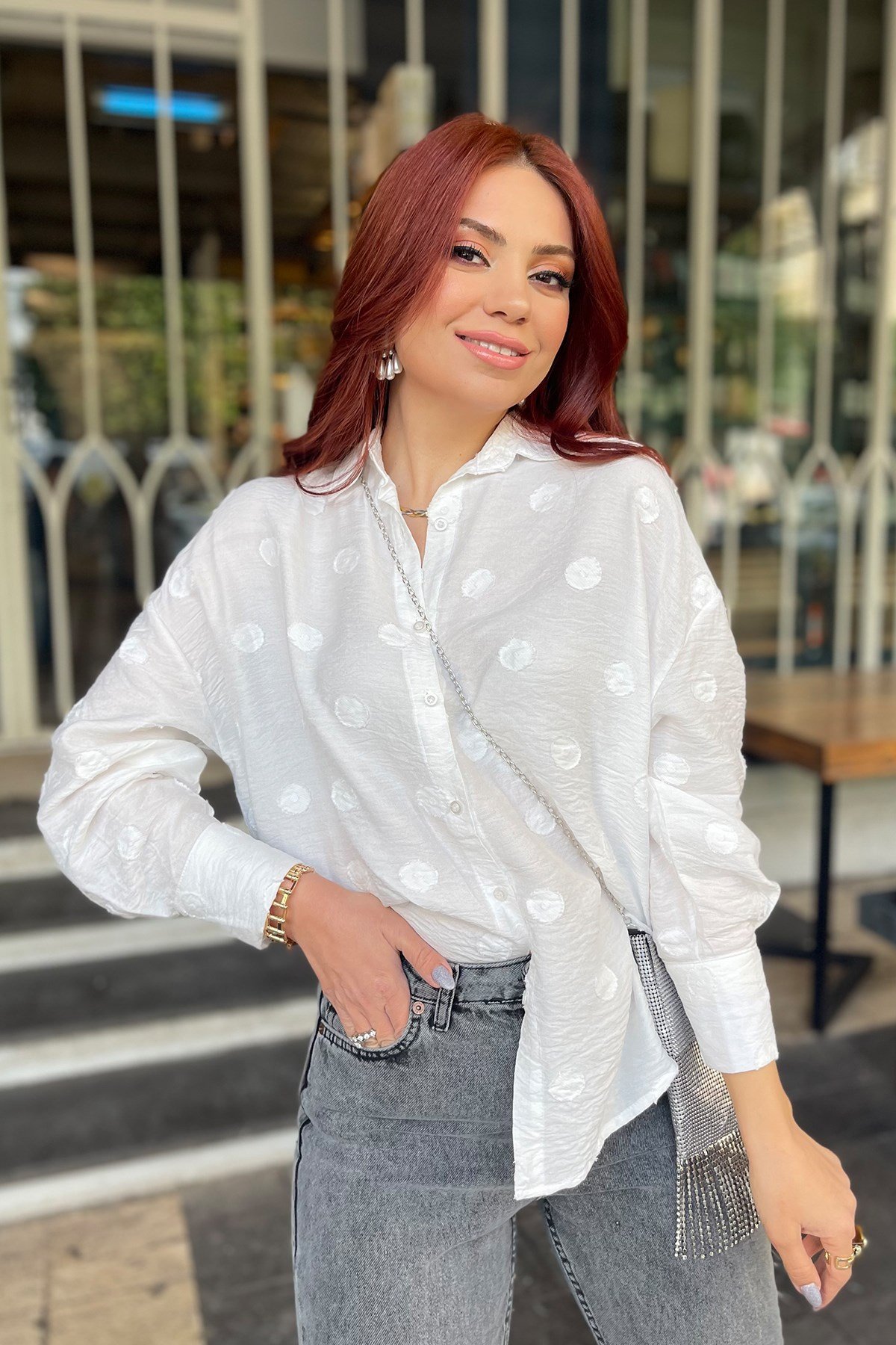 Beyaz Kendinden Desenli Gömlek