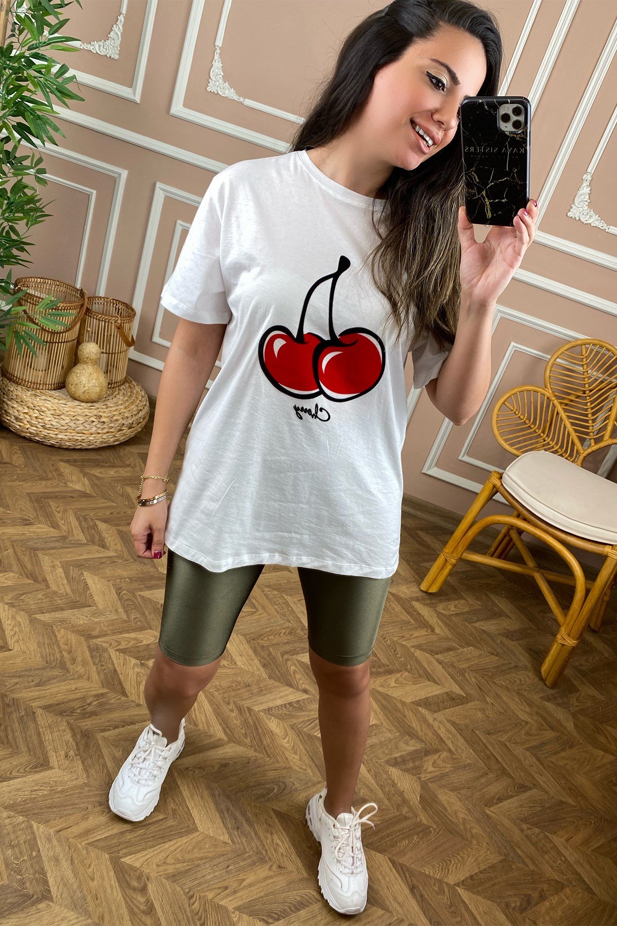 Beyaz Kiraz Detaylı Tshirt