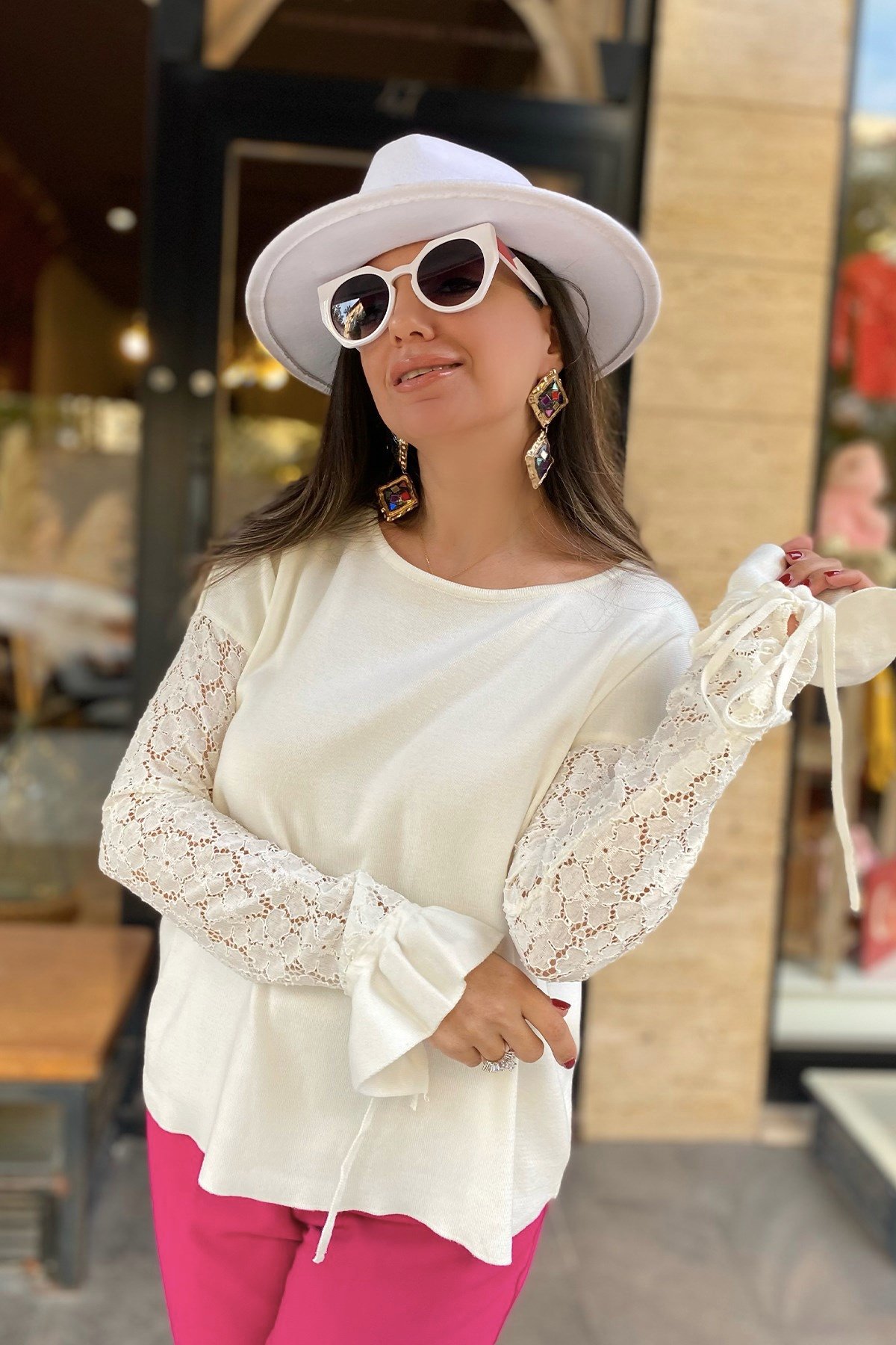 Beyaz Kolları Dantel Detaylı Bluz 