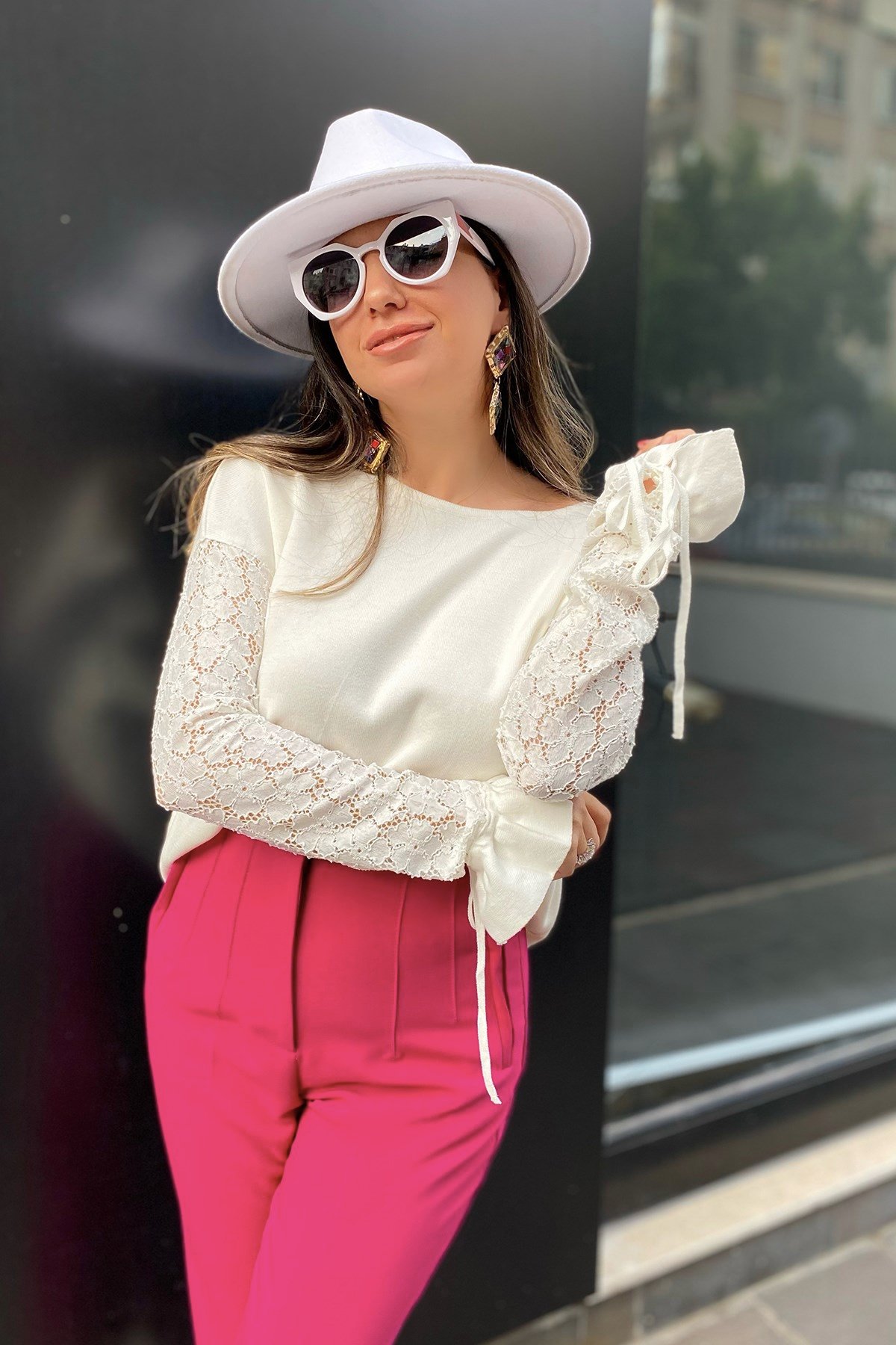 Beyaz Kolları Dantel Detaylı Bluz 