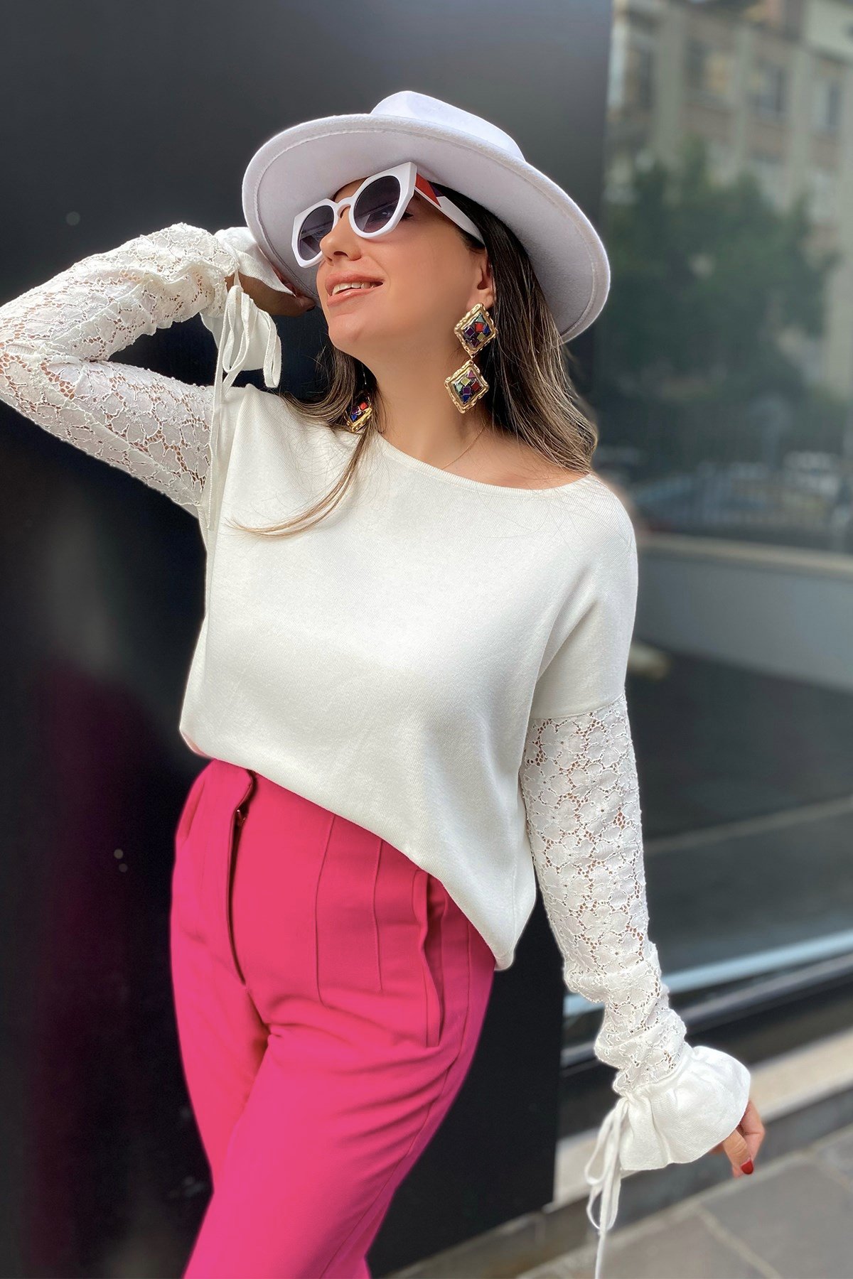 Beyaz Kolları Dantel Detaylı Bluz 
