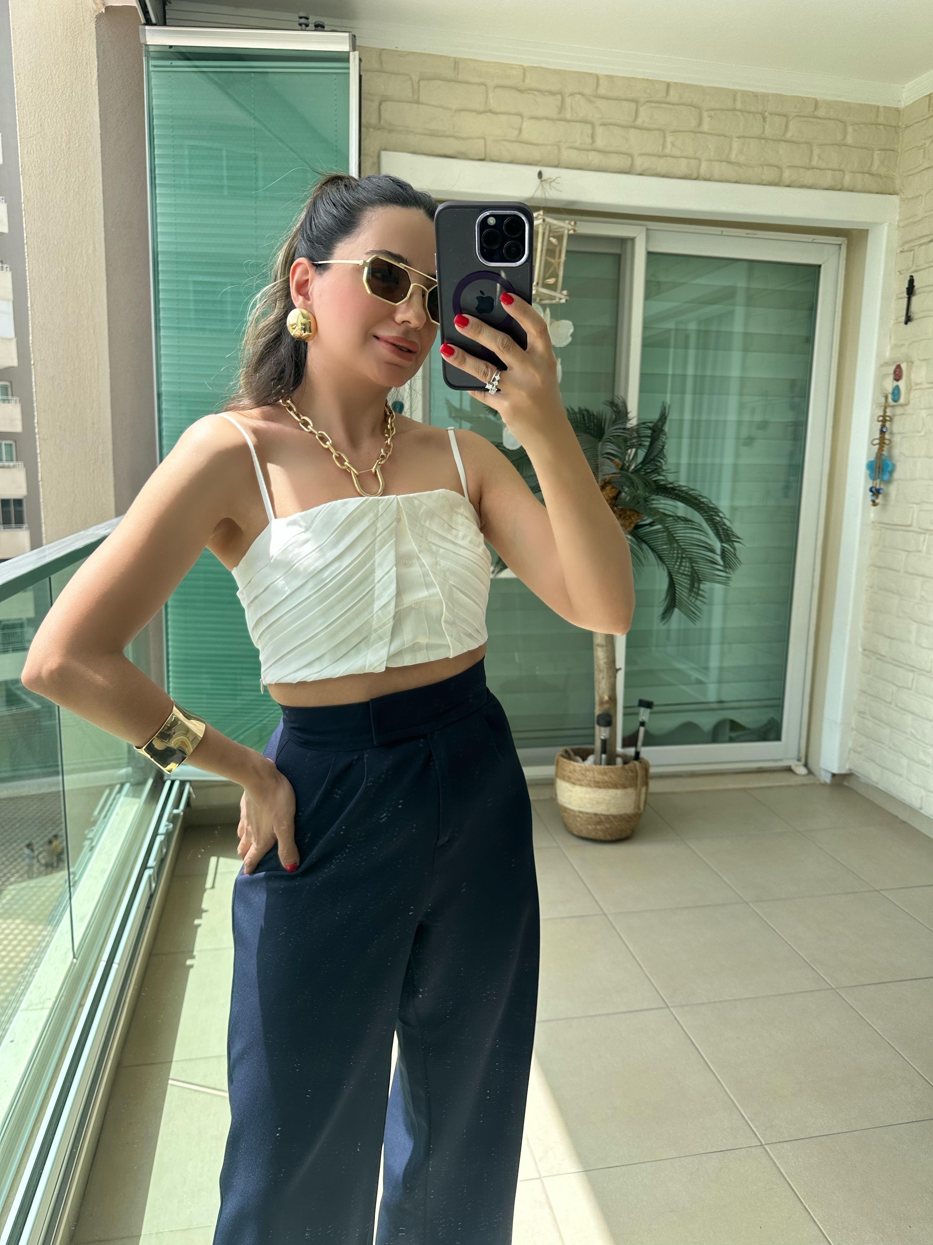 Beyaz Önden Düğmeli Askılı Crop Bluz