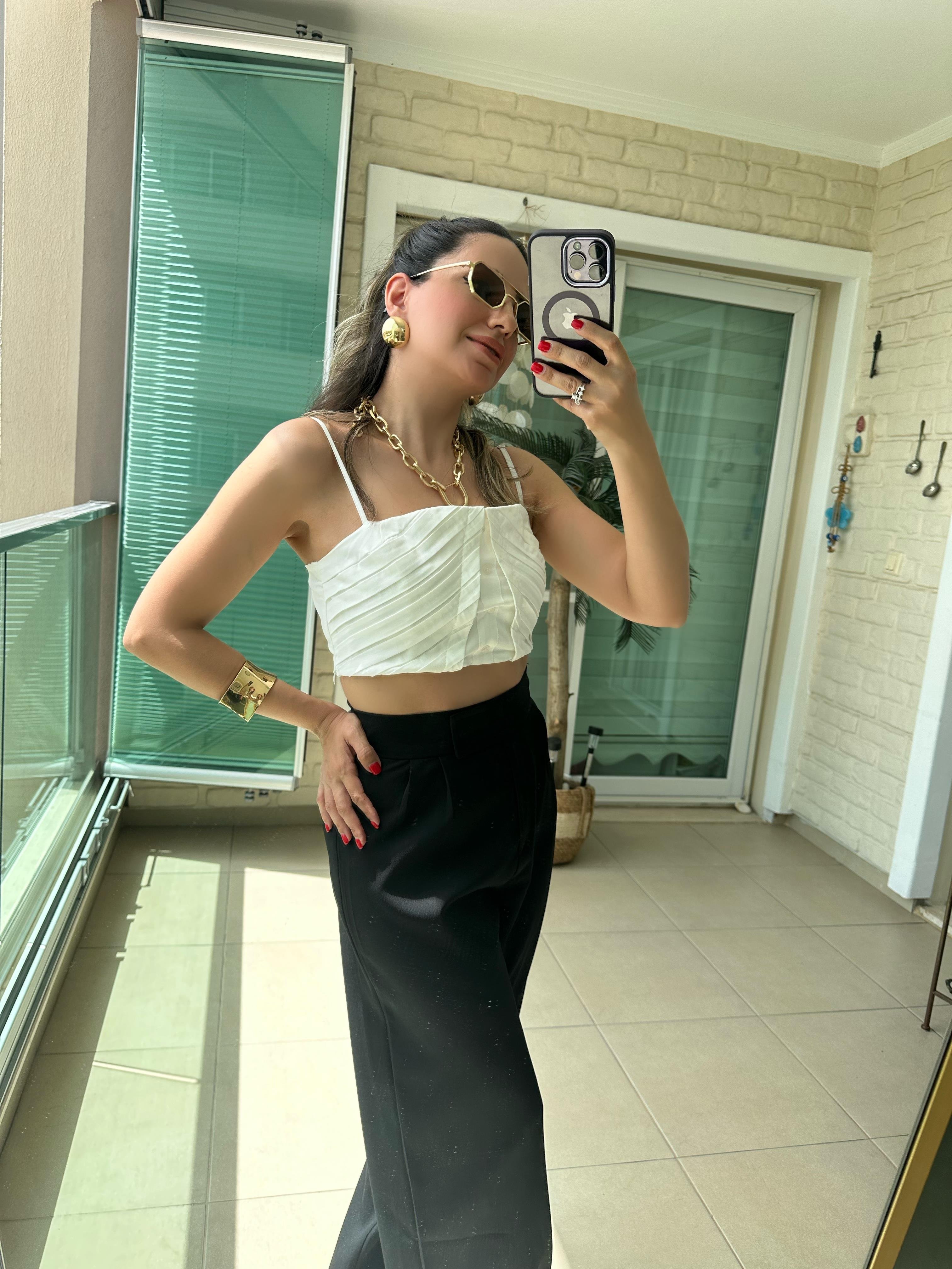 Beyaz Önden Düğmeli Askılı Crop Bluz