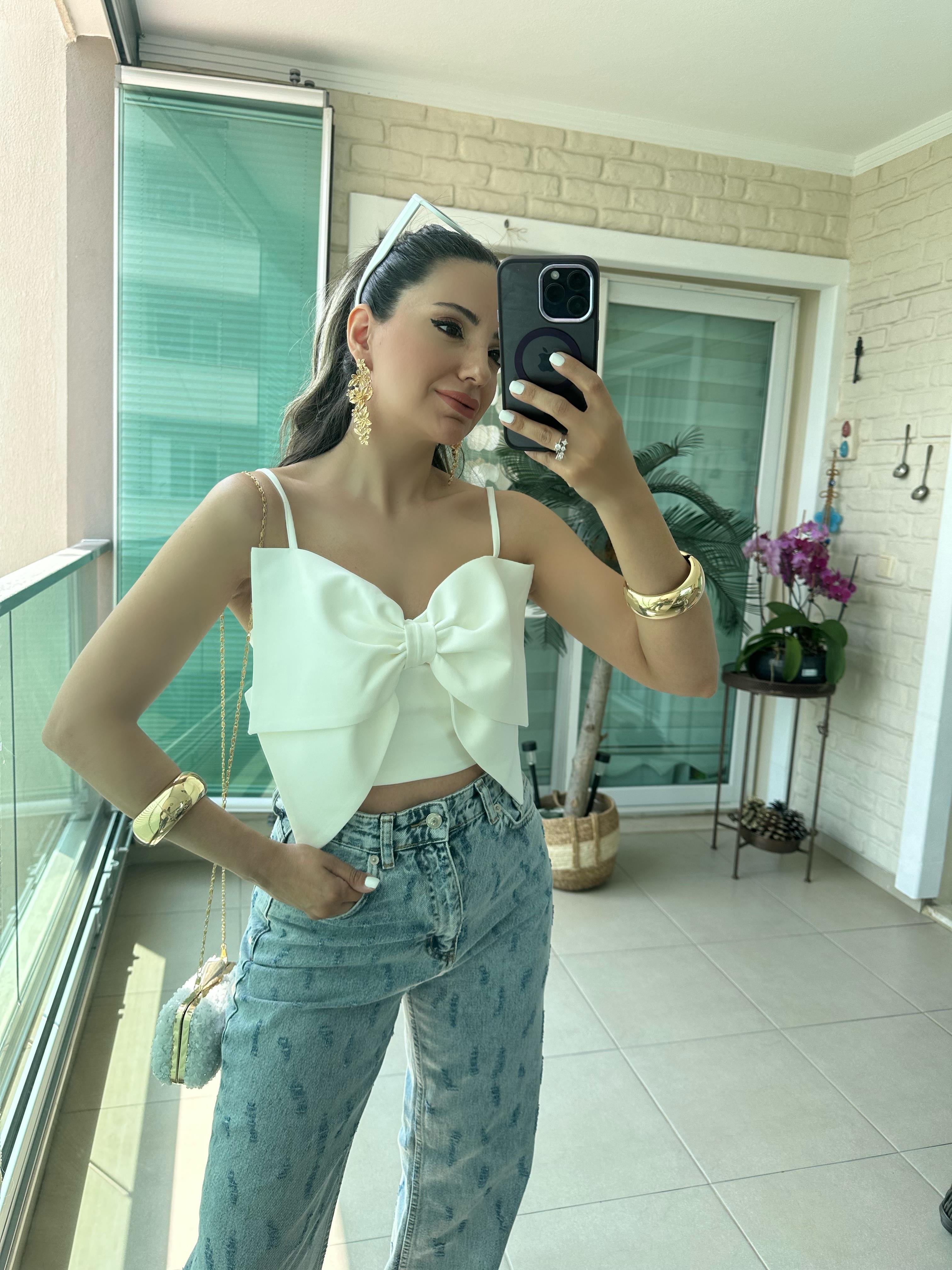 Beyaz Önü Fiyonklu Bluz