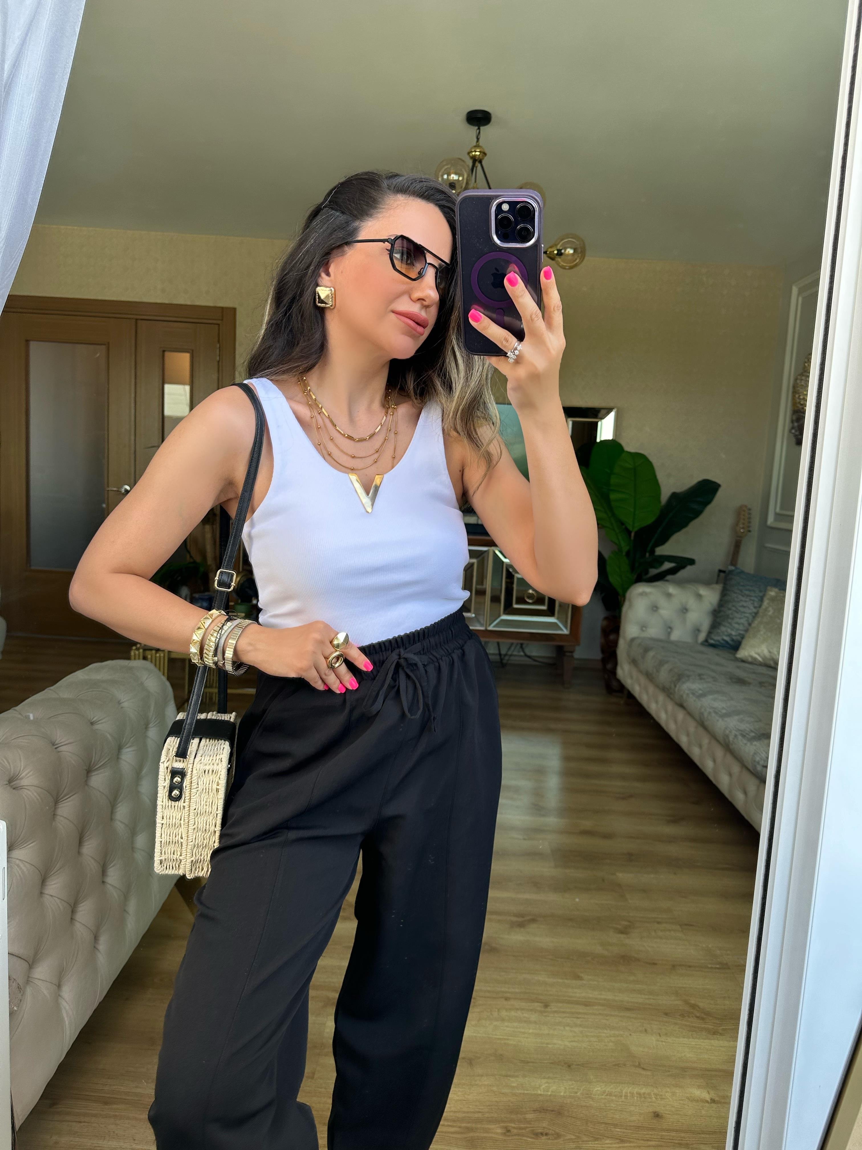 Beyaz Önü Gold V Detaylı Bluz Atlet