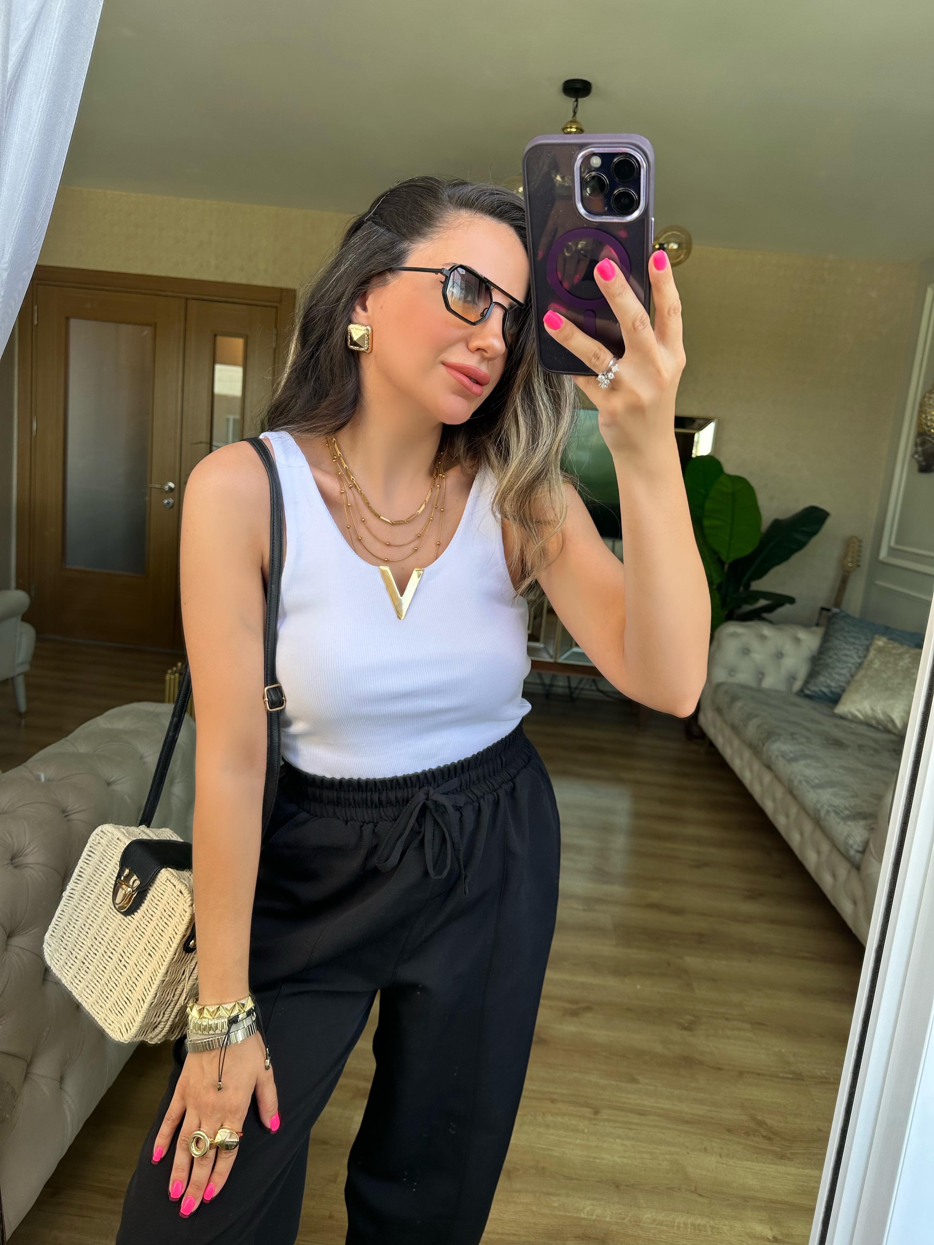 Beyaz Önü Gold V Detaylı Bluz Atlet