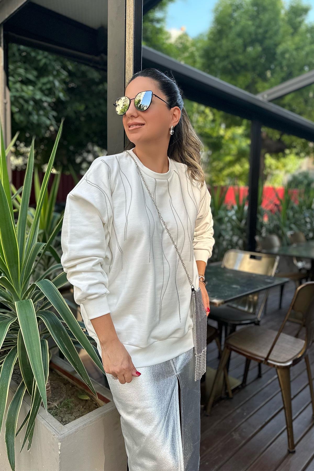 Beyaz Önü Zincirli Tasarım Sweatshirt