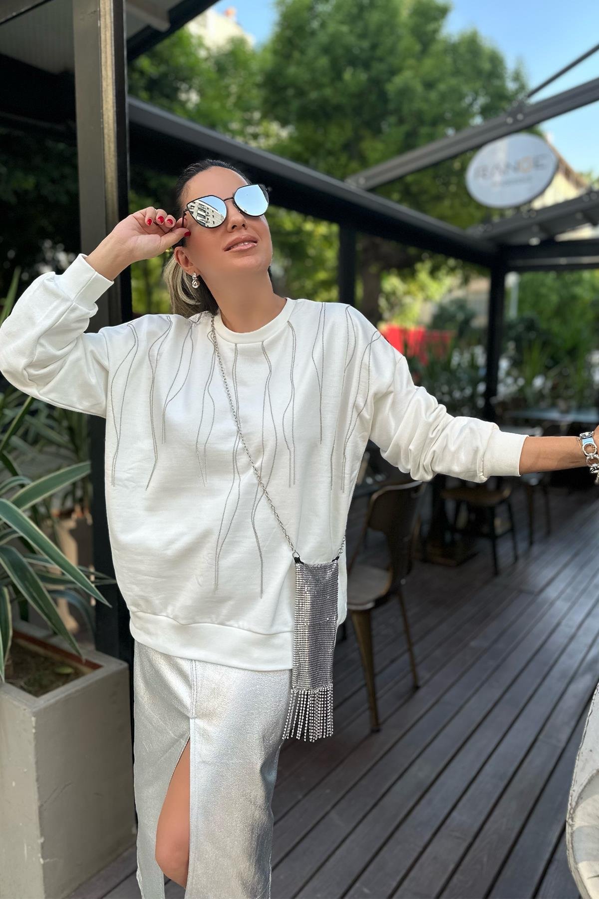 Beyaz Önü Zincirli Tasarım Sweatshirt