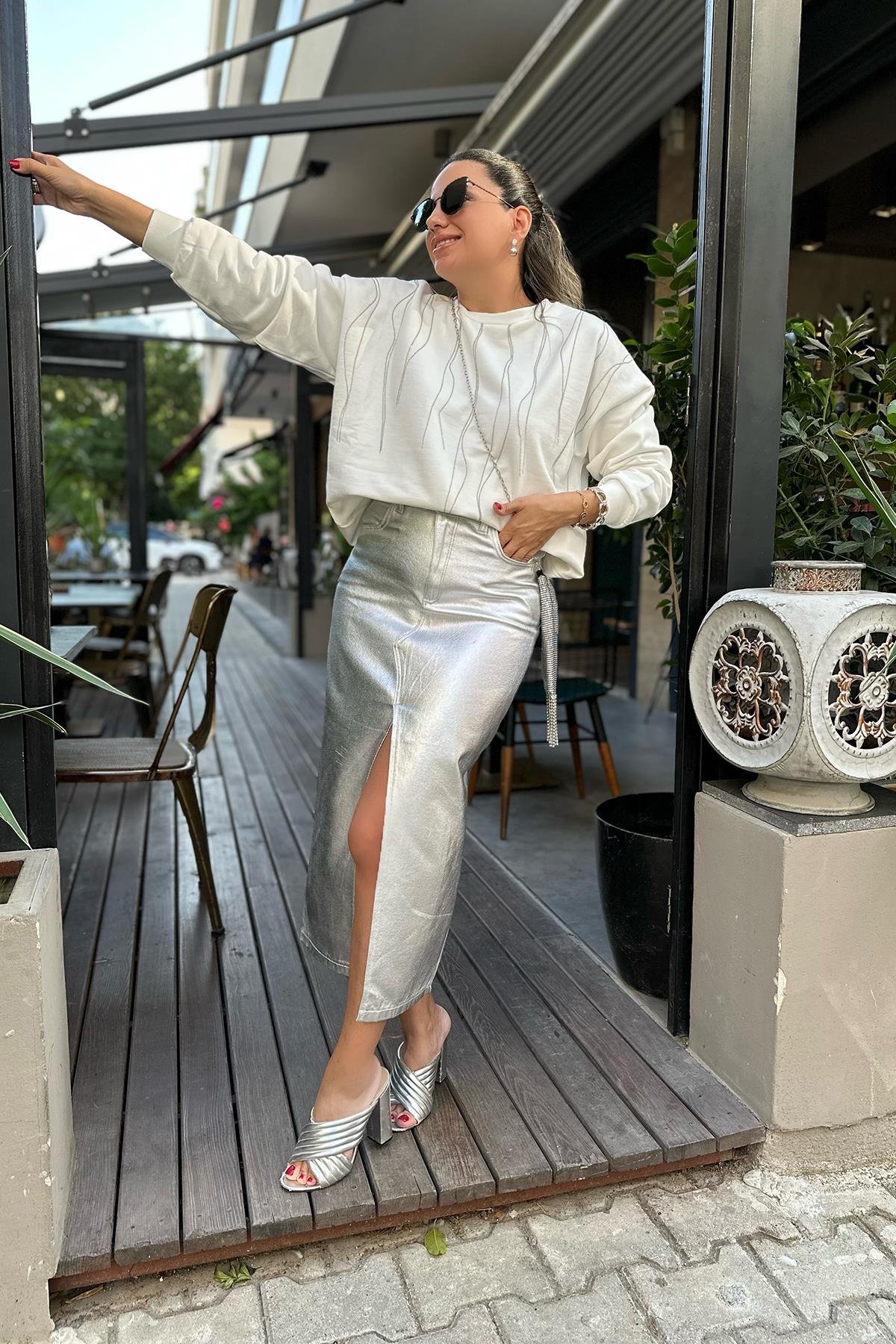 Beyaz Önü Zincirli Tasarım Sweatshirt