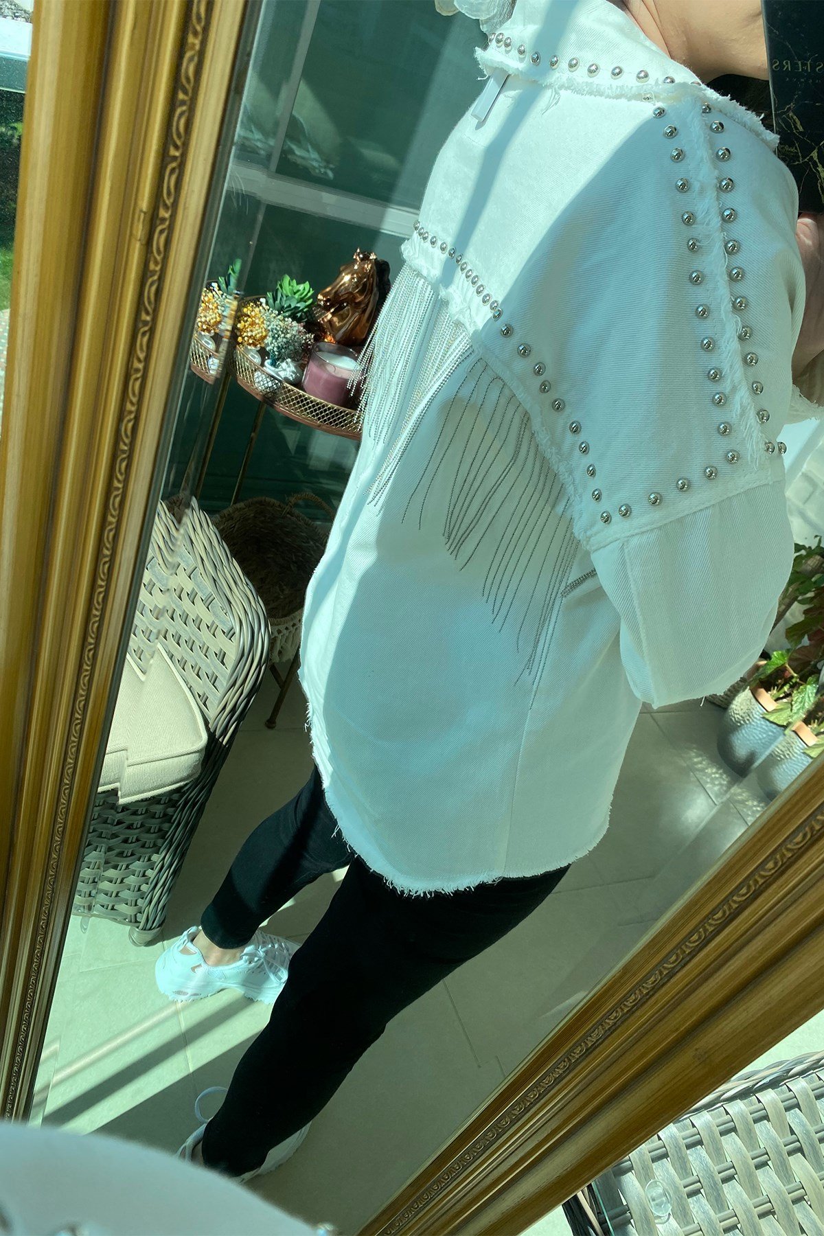 Beyaz Püsküllü Zımba Detaylı Ceket