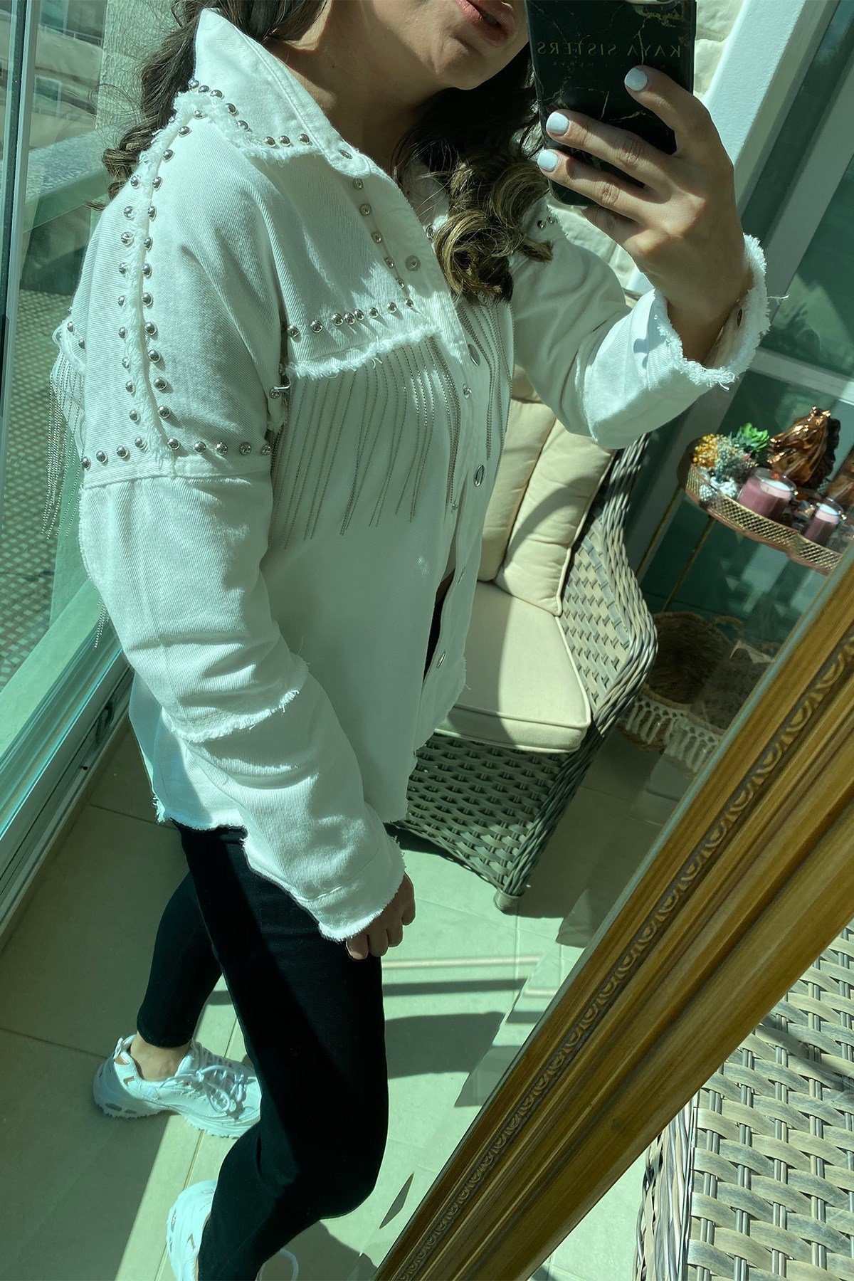 Beyaz Püsküllü Zımba Detaylı Ceket