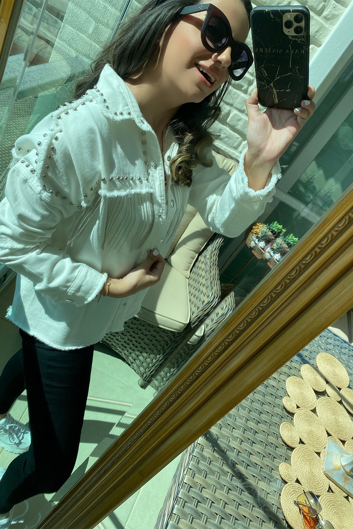 Beyaz Püsküllü Zımba Detaylı Ceket