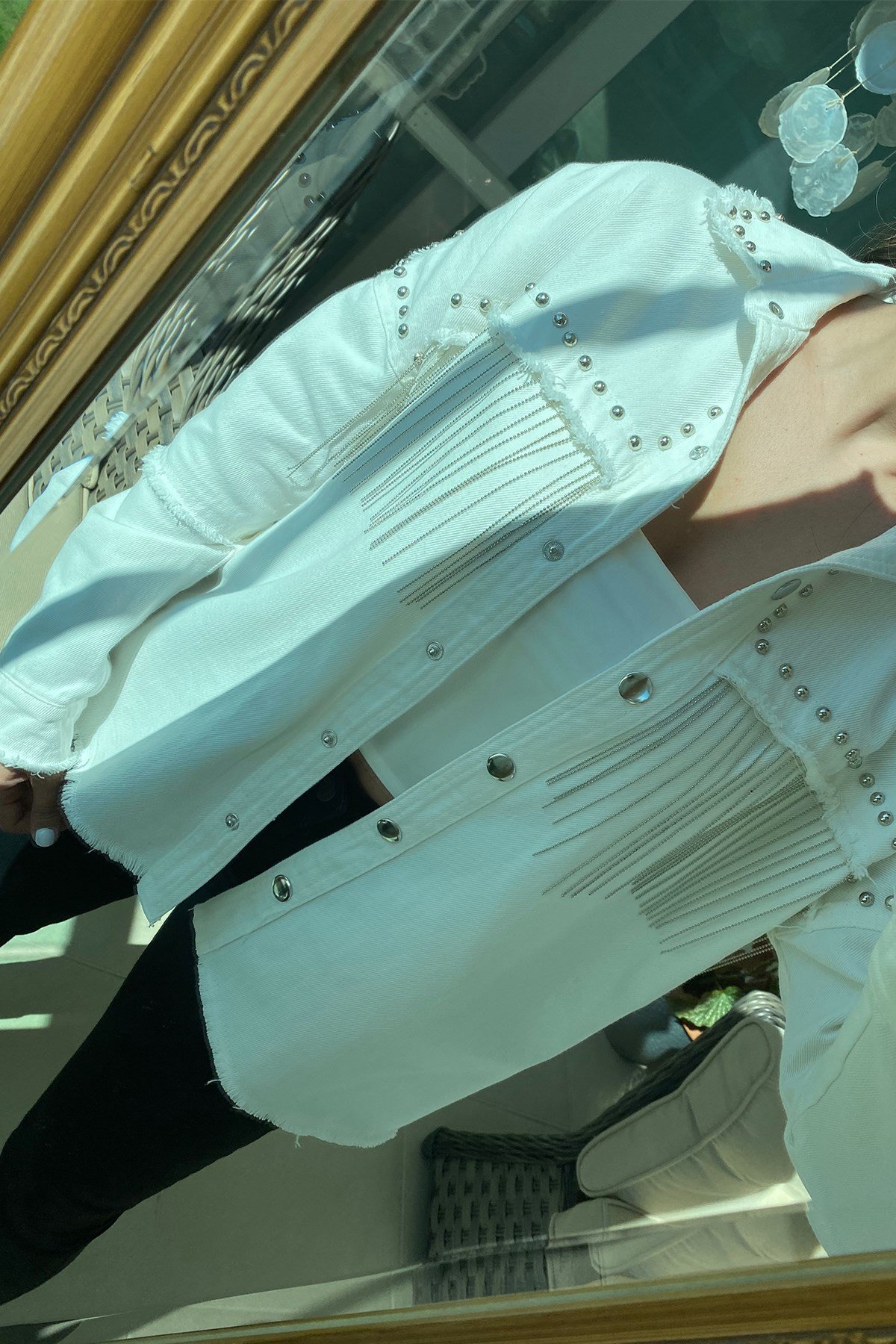 Beyaz Püsküllü Zımba Detaylı Ceket