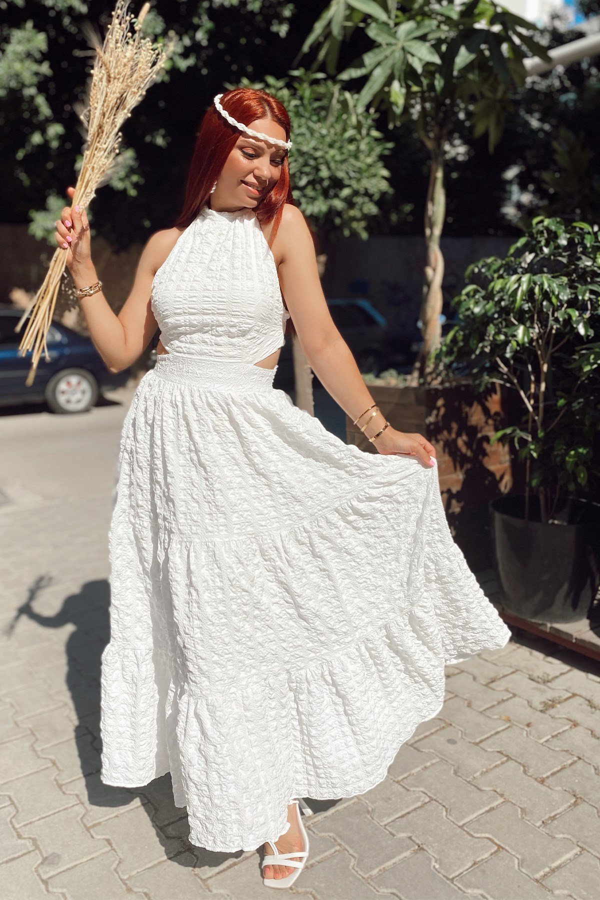 Beyaz Sırt Dekolteli Uzun Elbise