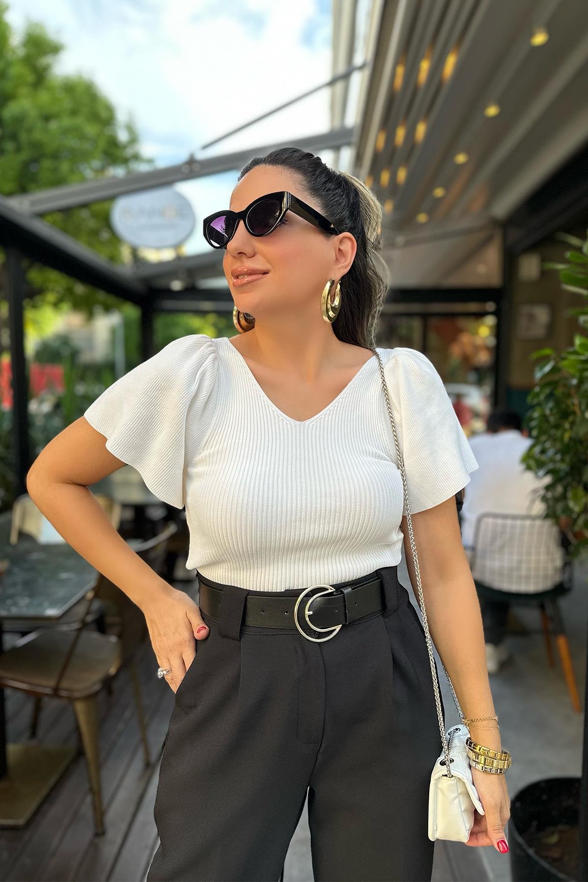 Beyaz V Yaka Kolları Volanlı Triko Bluz