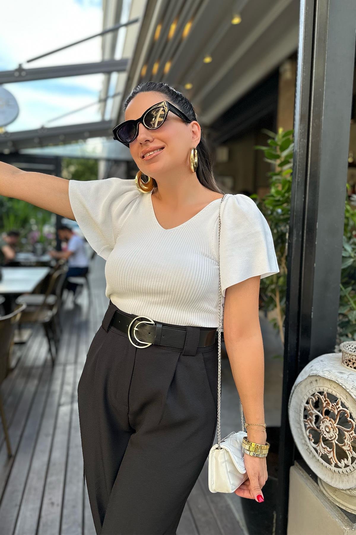 Beyaz V Yaka Kolları Volanlı Triko Bluz