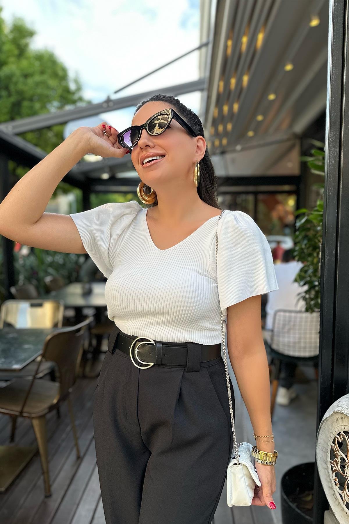 Beyaz V Yaka Kolları Volanlı Triko Bluz