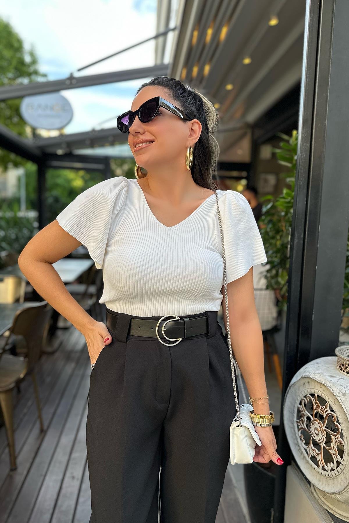 Beyaz V Yaka Kolları Volanlı Triko Bluz