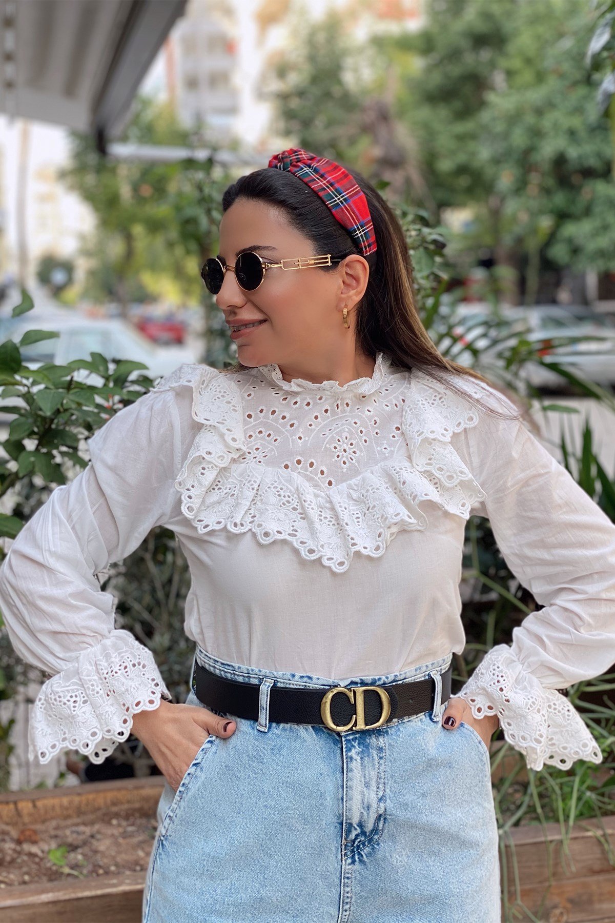Beyaz Yakası Ve Kolları Güpür Detaylı Bluz