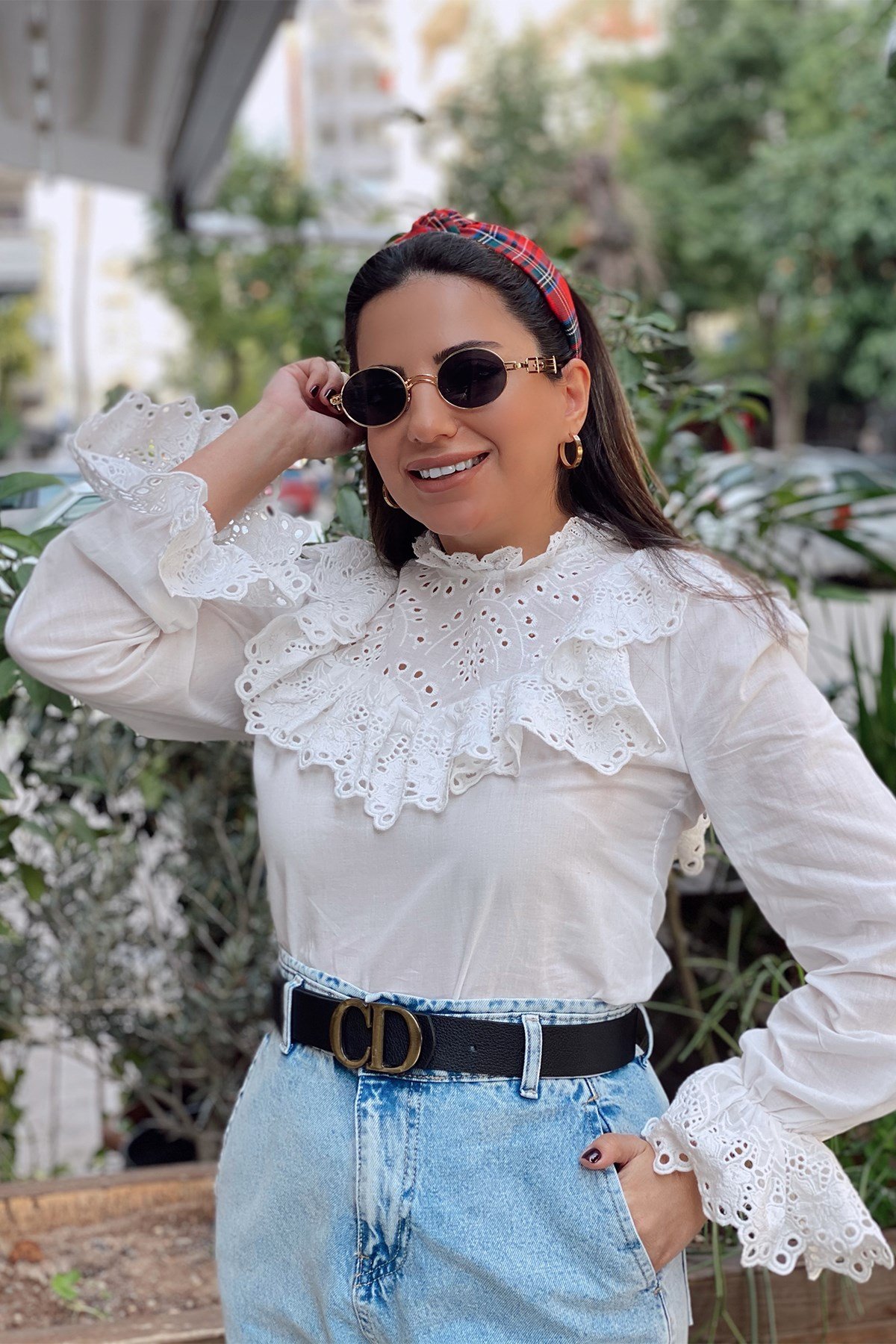 Beyaz Yakası Ve Kolları Güpür Detaylı Bluz