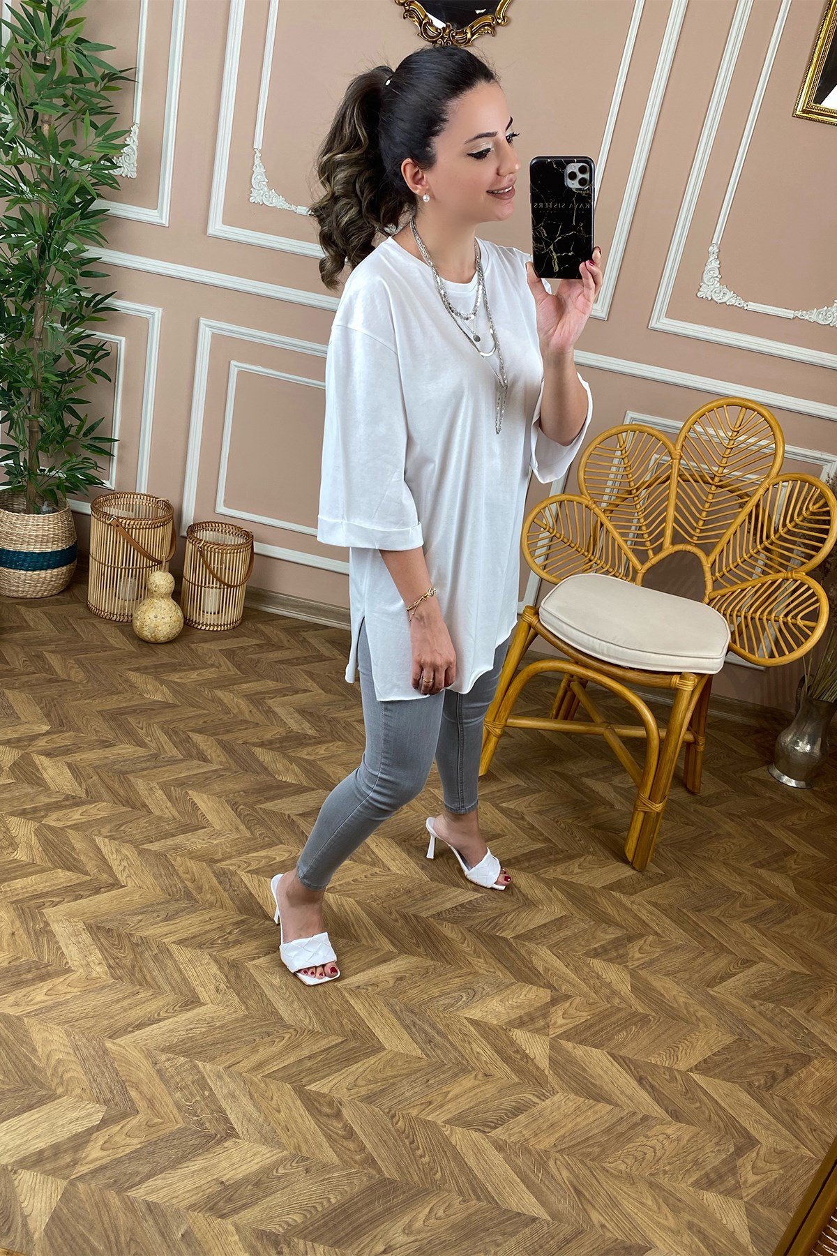 Beyaz Yandan Yırtmaçlı Basic Tshirt 