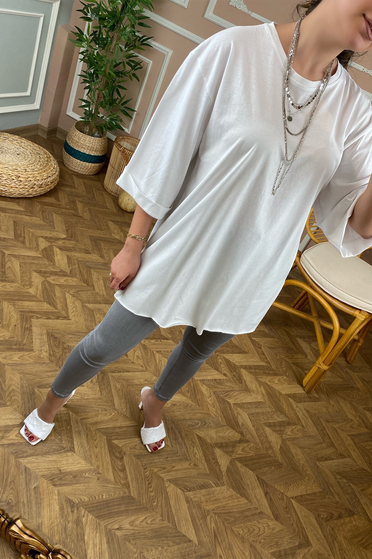 Beyaz Yandan Yırtmaçlı Basic Tshirt 