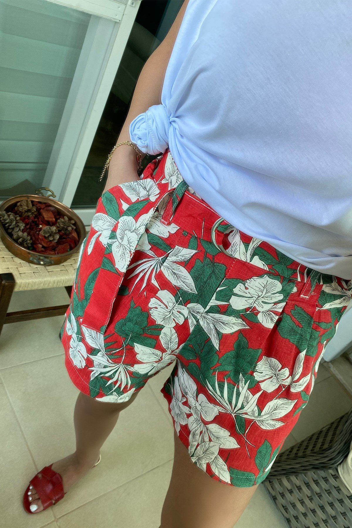 Çiçek Desenli Kemerli Şort