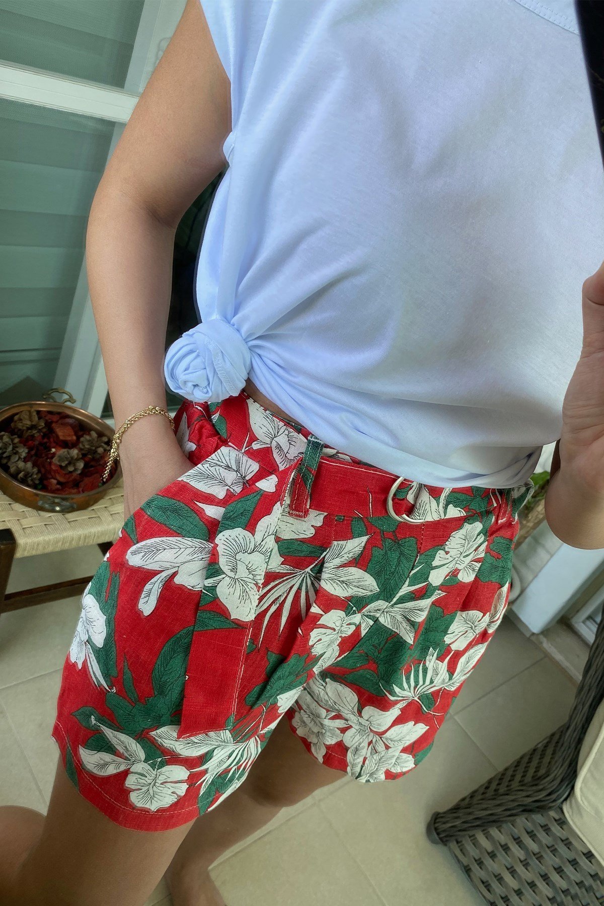 Çiçek Desenli Kemerli Şort